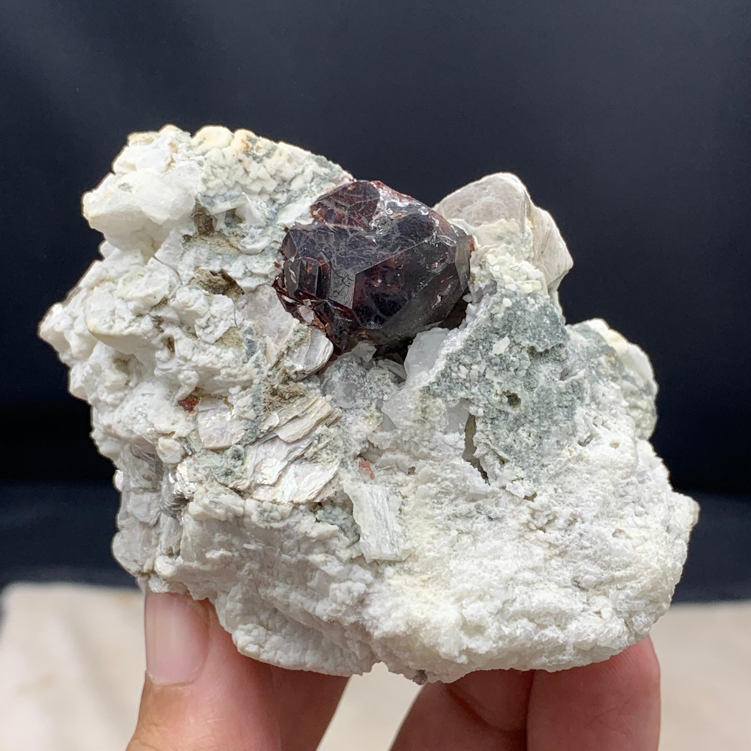 XXI secolo e contemporaneo Nature splendido granato spessartite e moscovite attaccato con Matrix in vendita