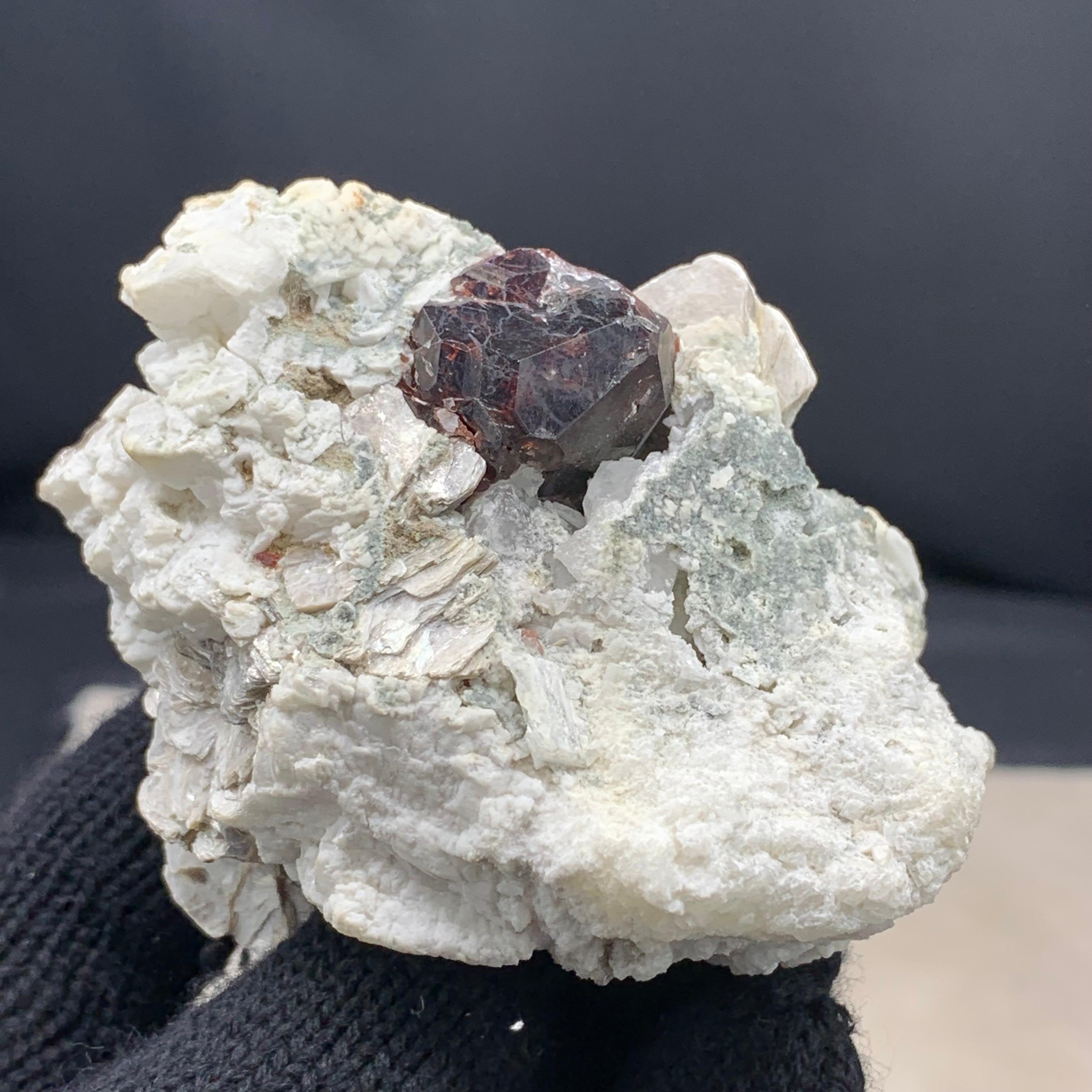 Nature splendido granato spessartite e moscovite attaccato con Matrix in vendita 1