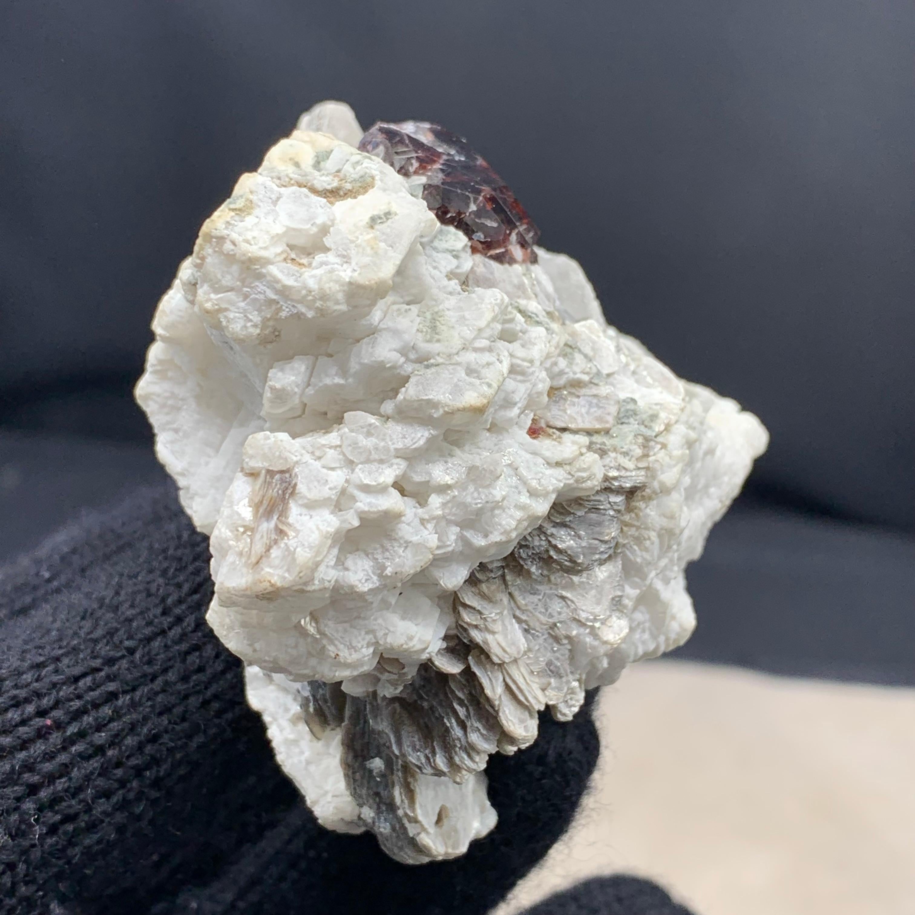 Nature splendido granato spessartite e moscovite attaccato con Matrix in vendita 2