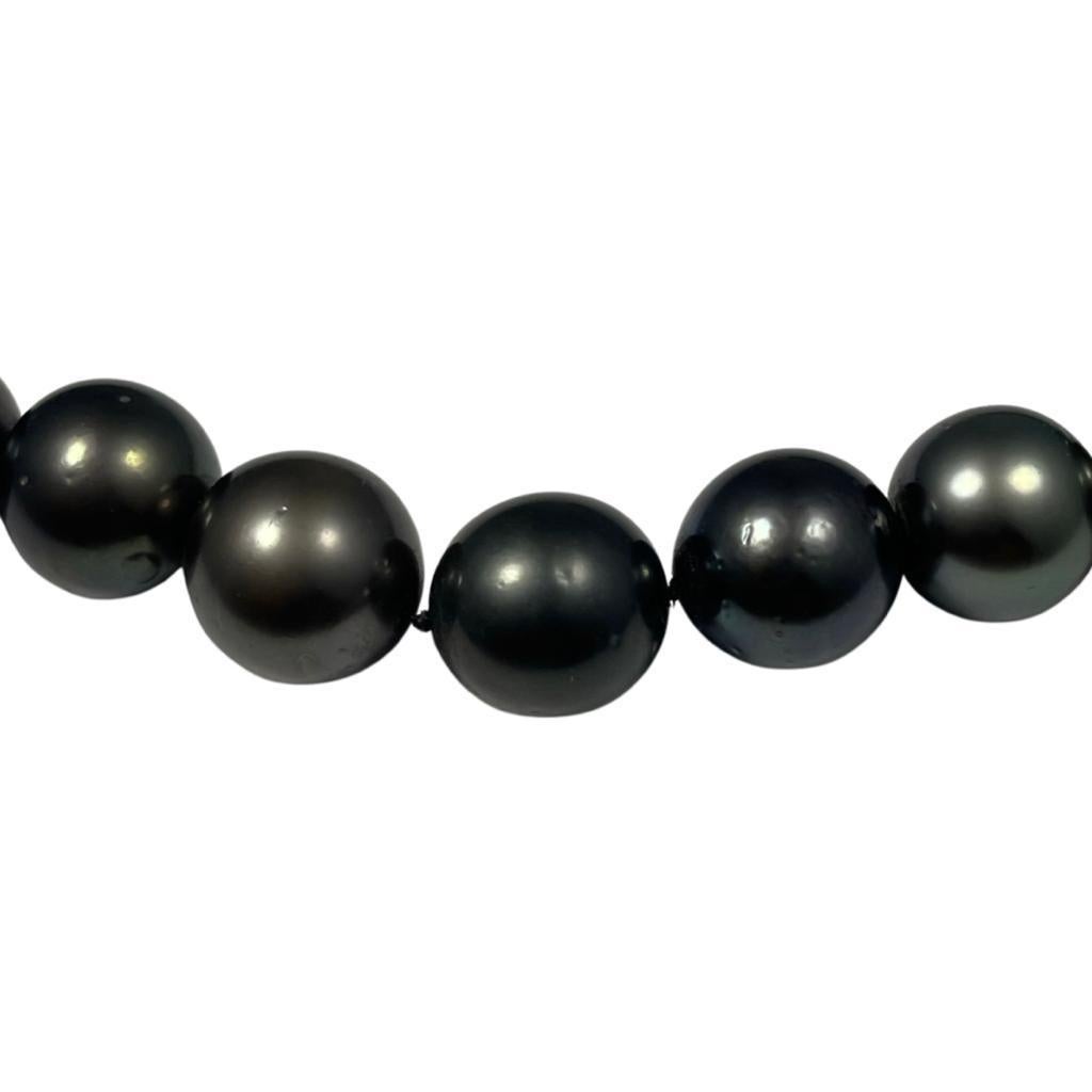 Natural Tahitan Black Pearl Necklace 18K Yellow Gold In Excellent Condition For Sale In Miami, FL