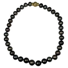 Collier de perles noires naturelles de Tahitan en or jaune 18 carats