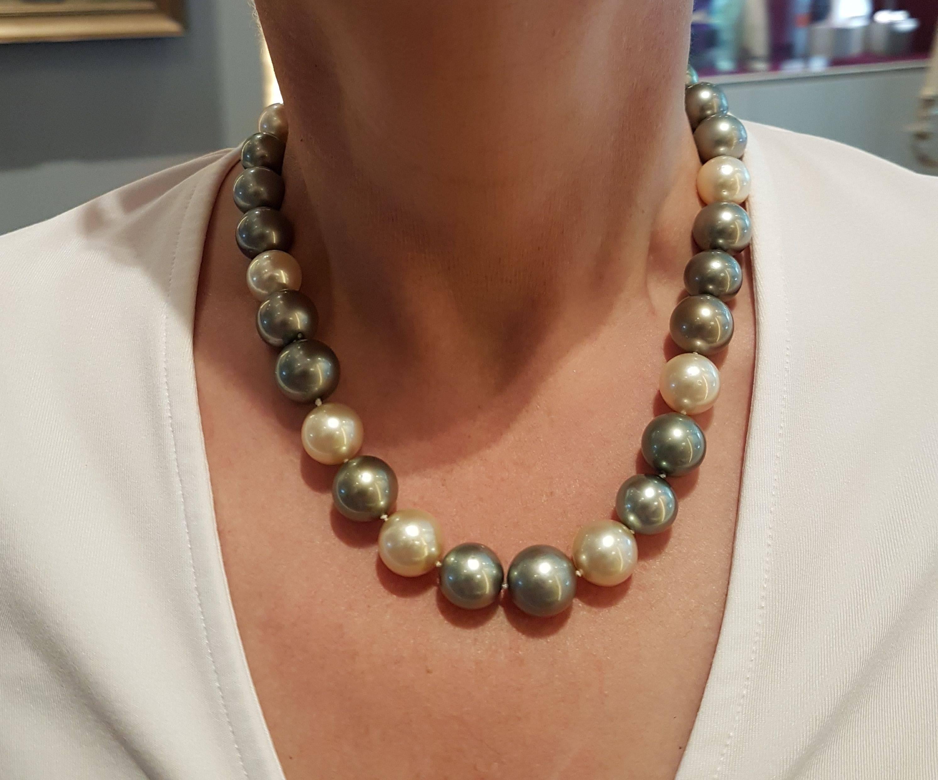 Natural Tahiti and South Sea Pearl Necklace In New Condition In Berlin, DE