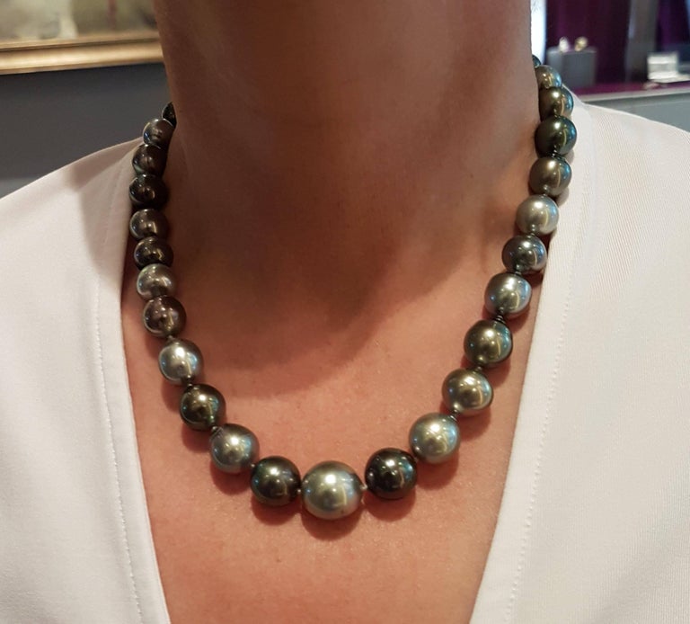 Natural Tahiti Pearl Necklace For Sale at 1stdibs