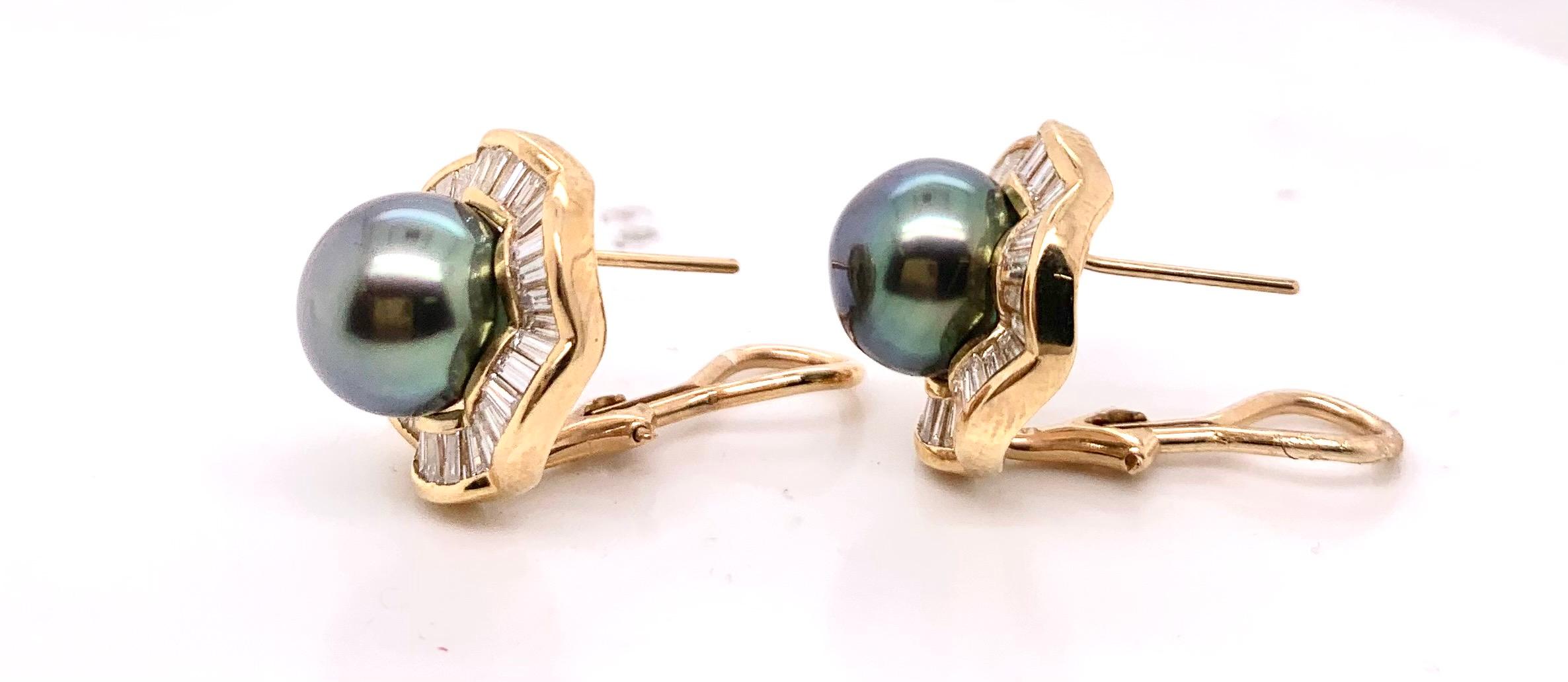 Natural Tahitian Pearl and Baguette Diamond Earrings In Good Condition For Sale In New York, NY