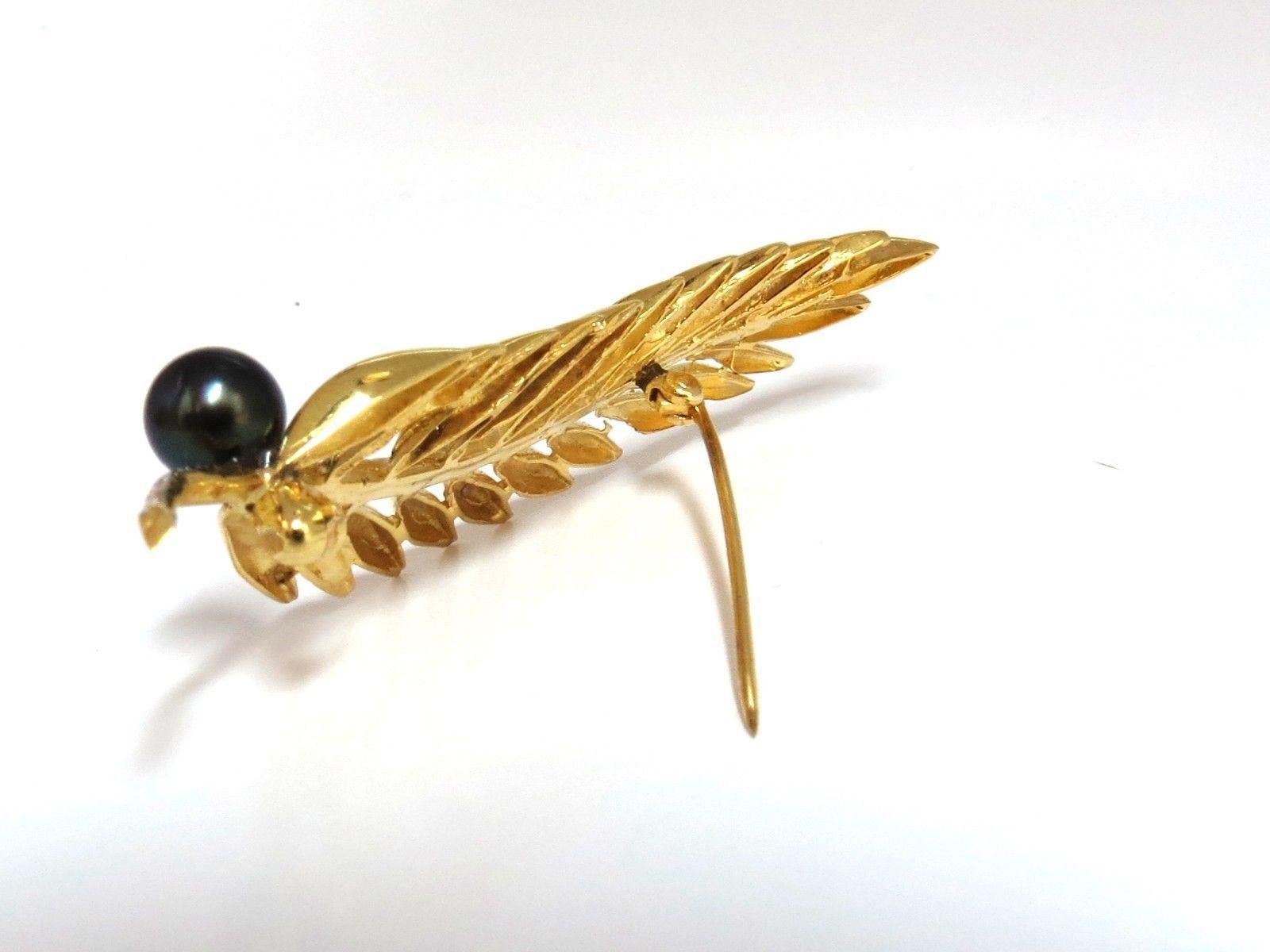 3D Real Life Leaf Brooch.

Please notice details, beautifully intricate.

Excellent condition.

.20ct. Natural diamonds

round diamonds:

G-color Vs-2 clarity.

6mm natural tahitian peacock pearl

Overall: 

2.3 inch X .64 inch.

14kt. yellow gold