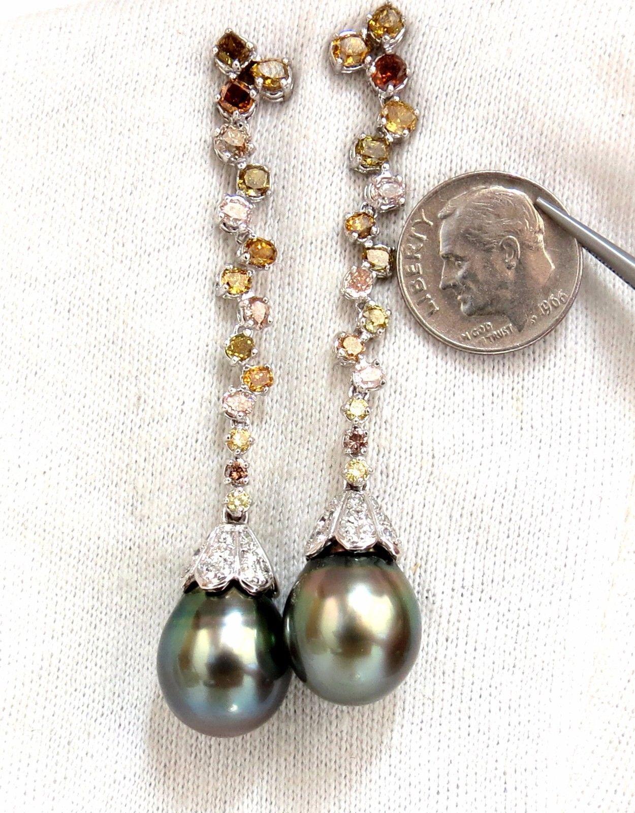 Peacock Color Dangles

12.70mm Natural Tahitian peacock pearls

Gorgeous green overtone & slight pink fade.

clean clarity, No pits or naturals.

3.60cts of round natural color diamonds: 

Light pinks, yellow, orange, brownish yellows and greenish