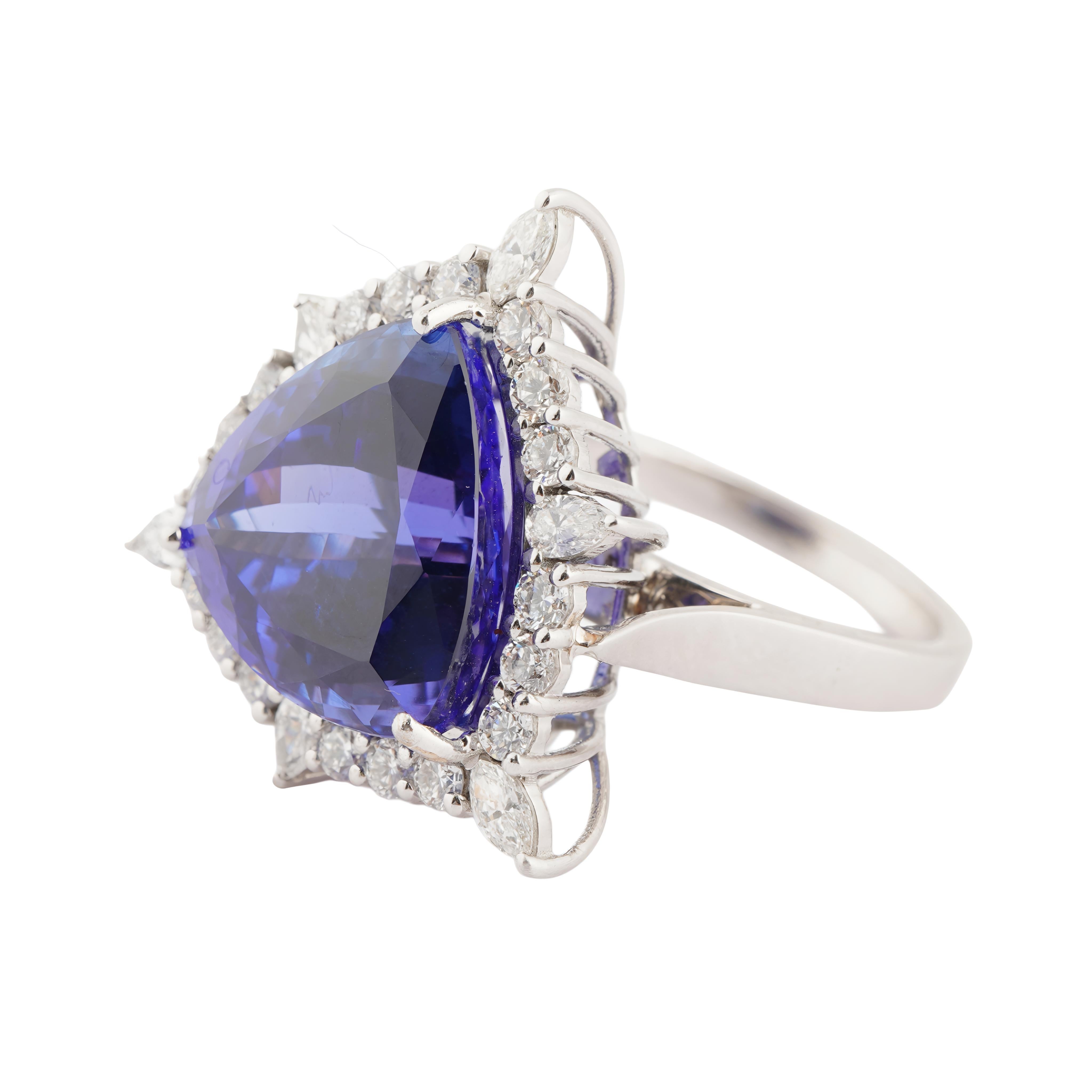 Natural tanzanaite diamond ring in 18k gold In New Condition For Sale In jaipur, IN
