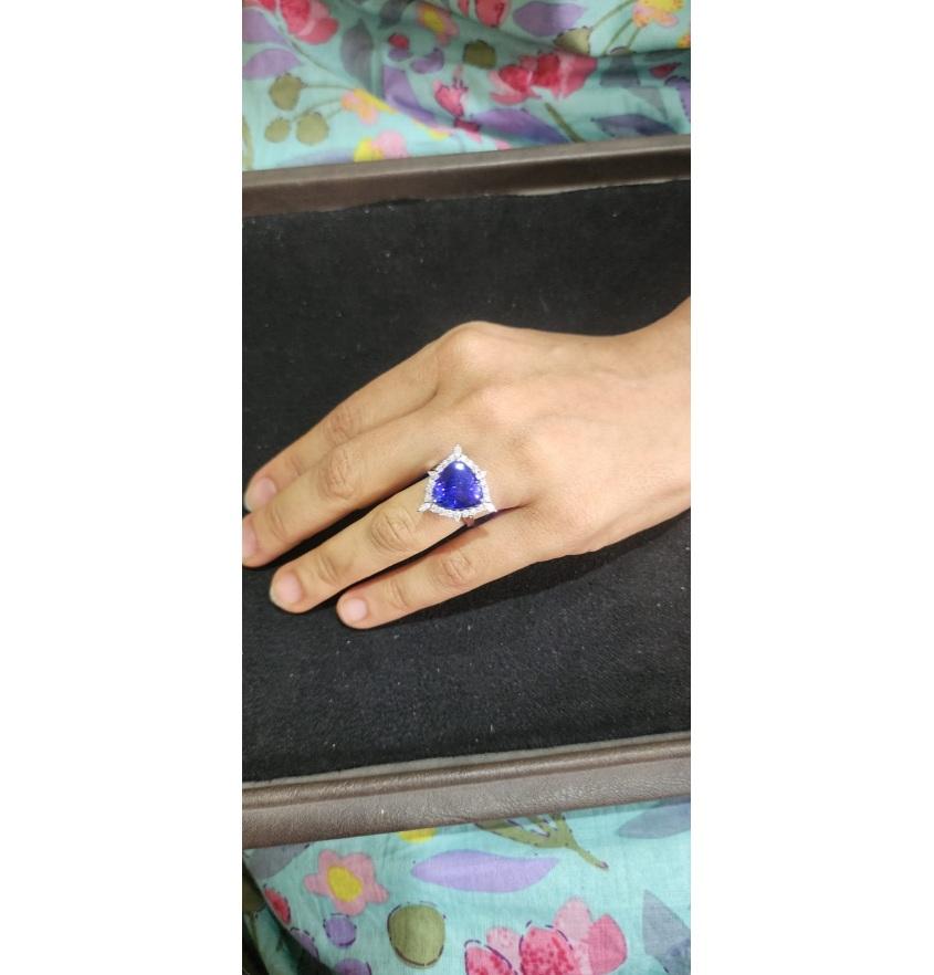 Women's Natural tanzanaite diamond ring in 18k gold For Sale