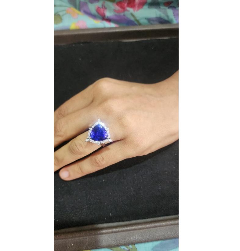 Natural tanzanaite diamond ring in 18k gold For Sale 1