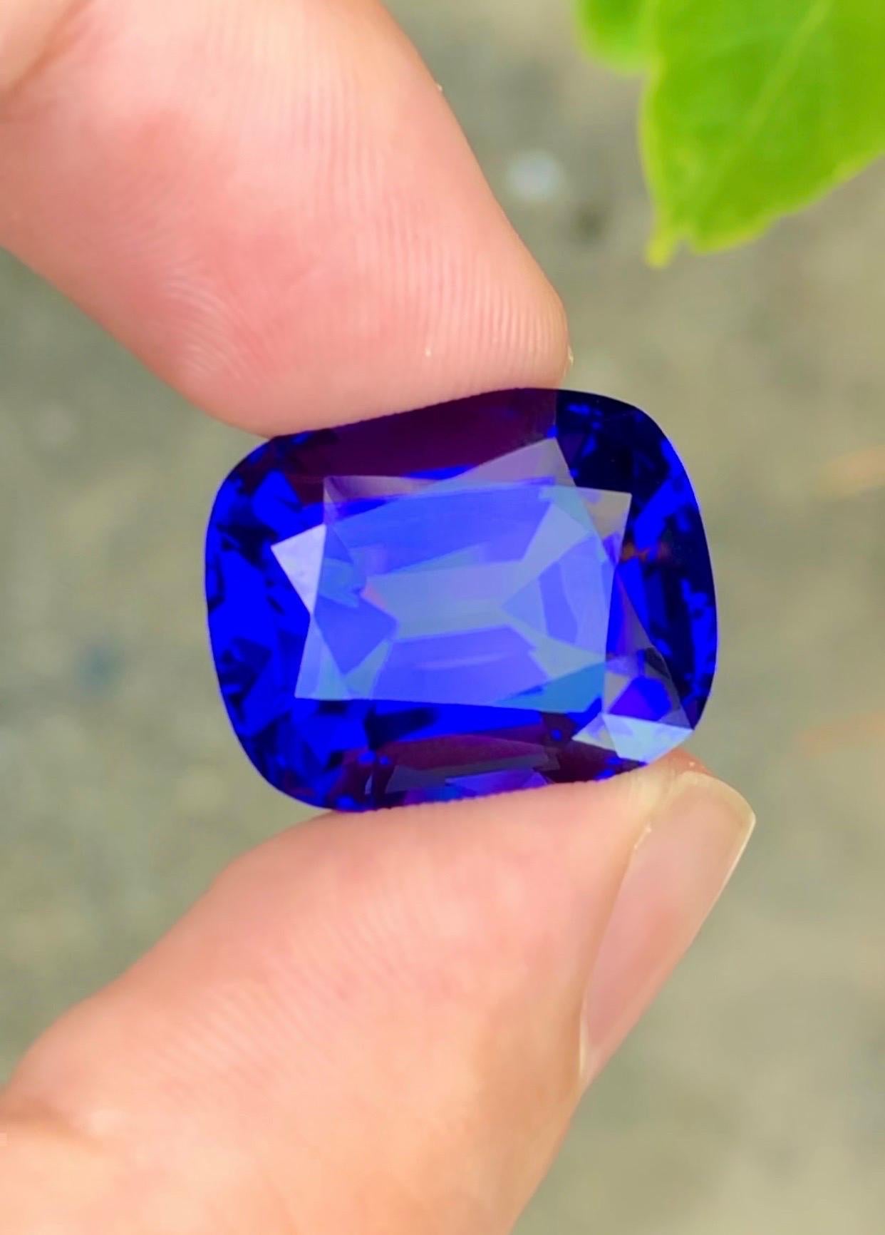 Natural Tanzanite 28.25 Carat Royal Blue Color Corte cojín en venta