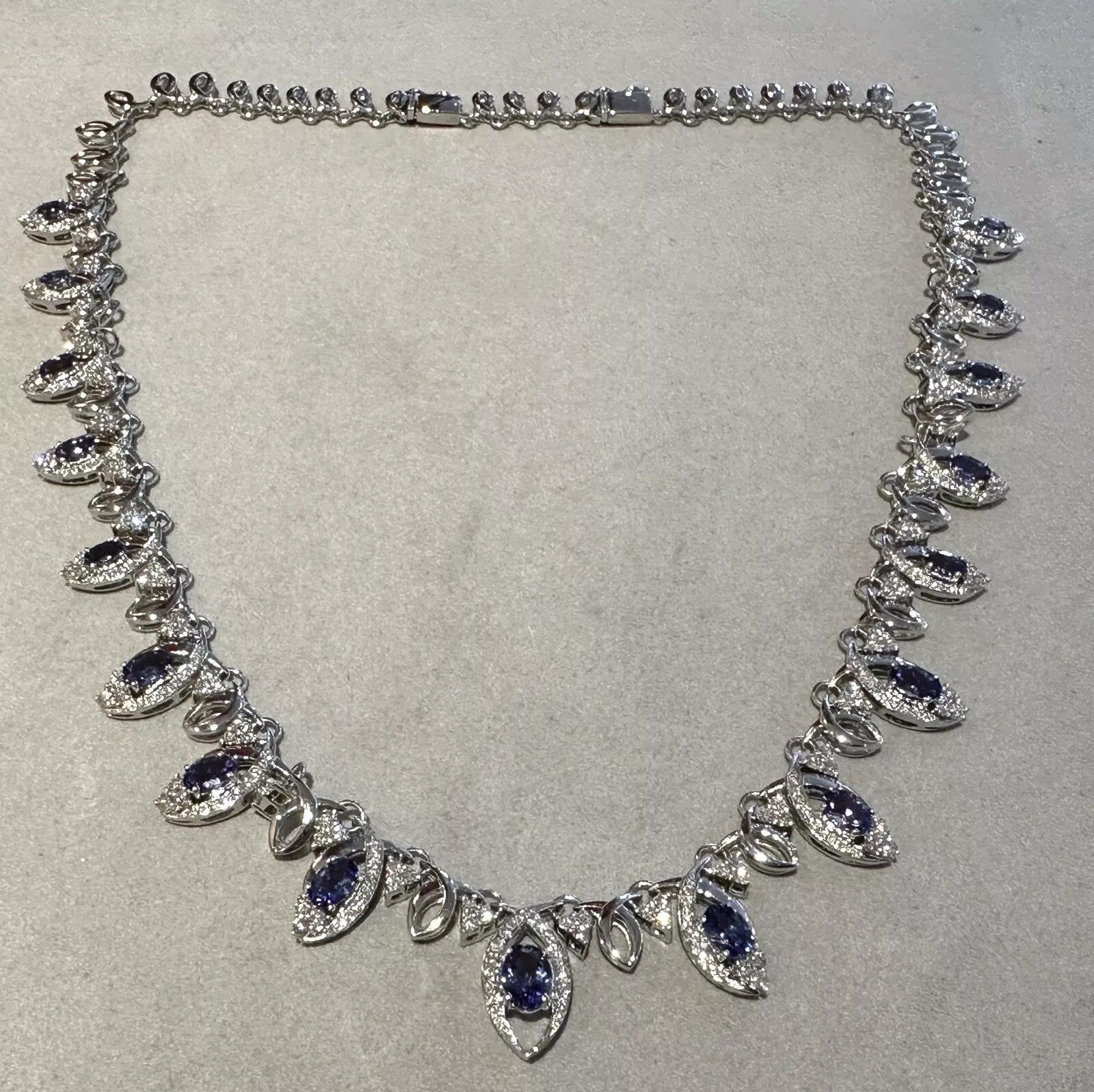 Collier ras du cou en or blanc 18 carats, Tanzanite naturelle et diamants 

Le collier de diamants et de tanzanites comporte 17 sections de tanzanites naturelles ovales serties de diamants ronds de taille brillant en or blanc 18 carats de haute