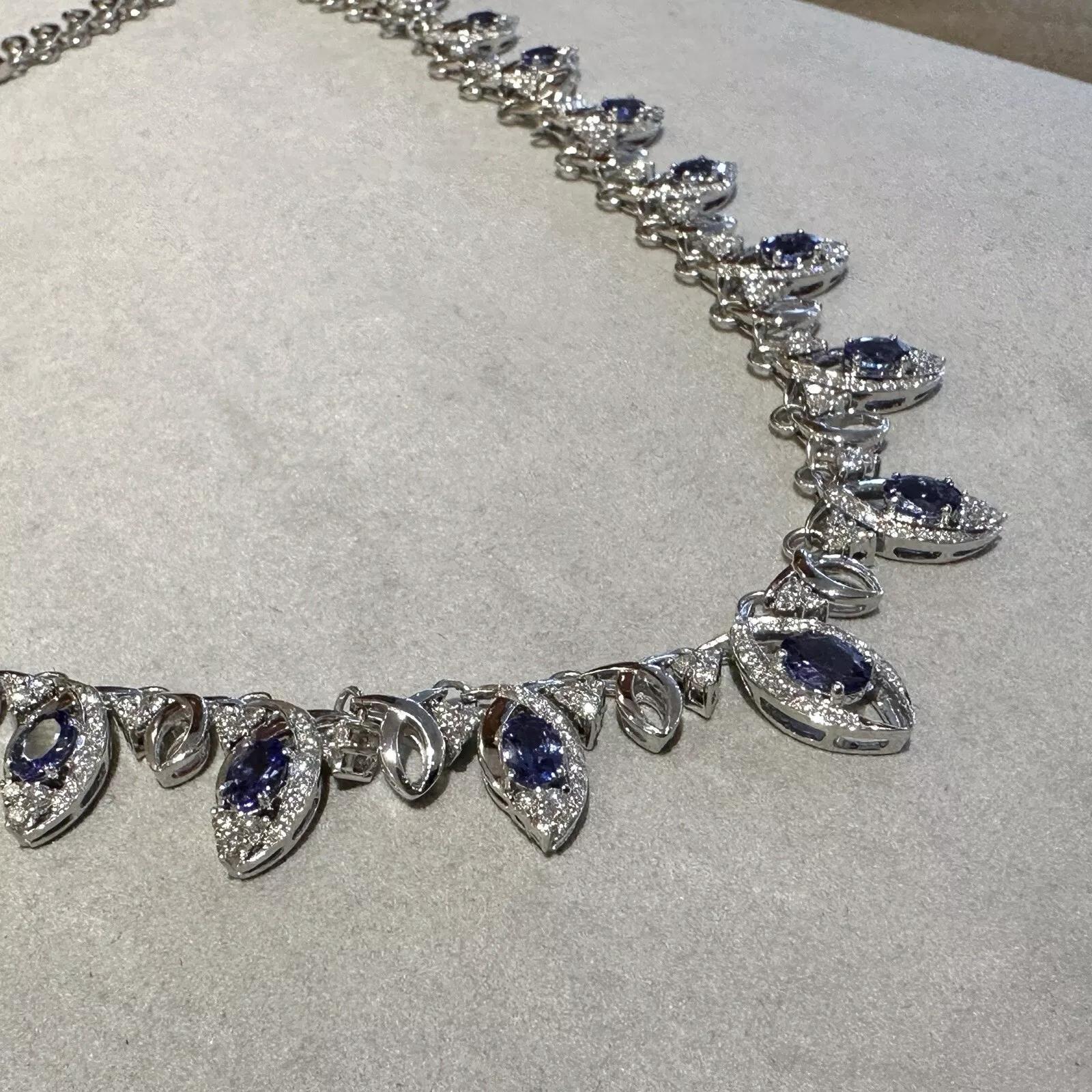 Taille ovale Collier ras du cou en or blanc 18 carats, Tanzanite naturelle et diamants en vente