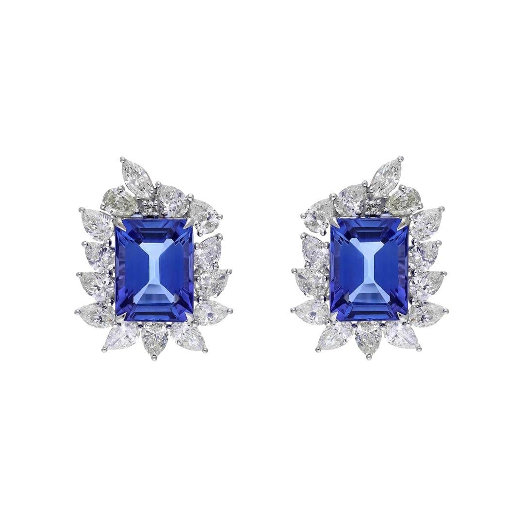 Natural tanzanite and  diamond earring in 18k gold In New Condition For Sale In jaipur, IN