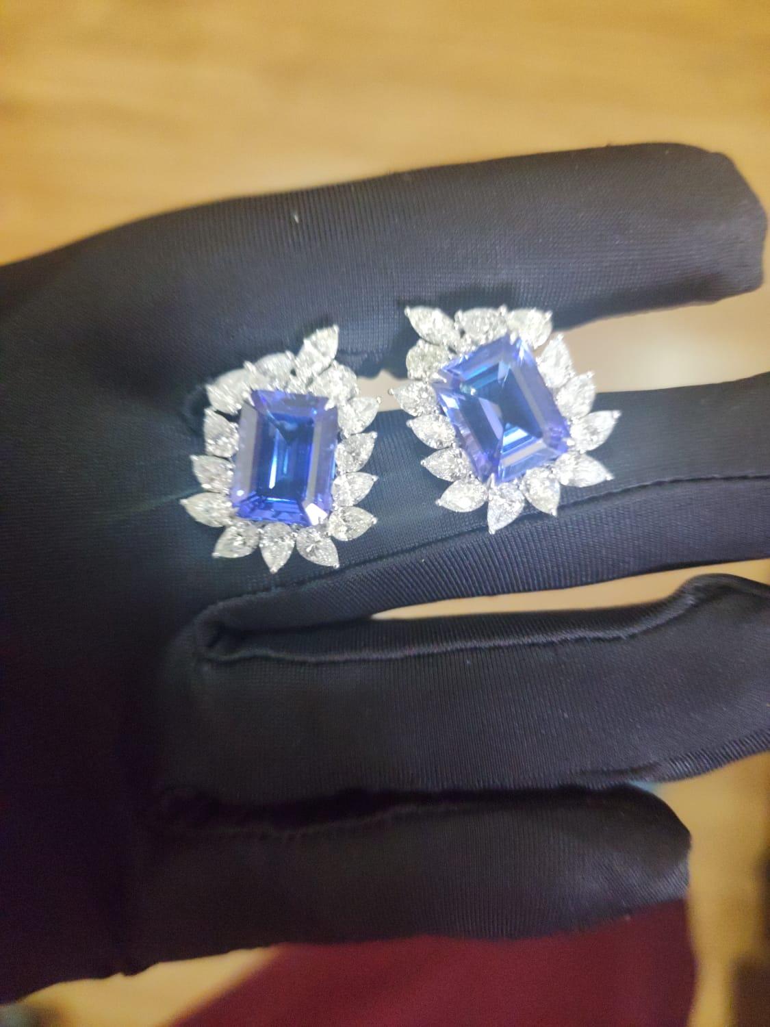Women's Natural tanzanite and  diamond earring in 18k gold For Sale