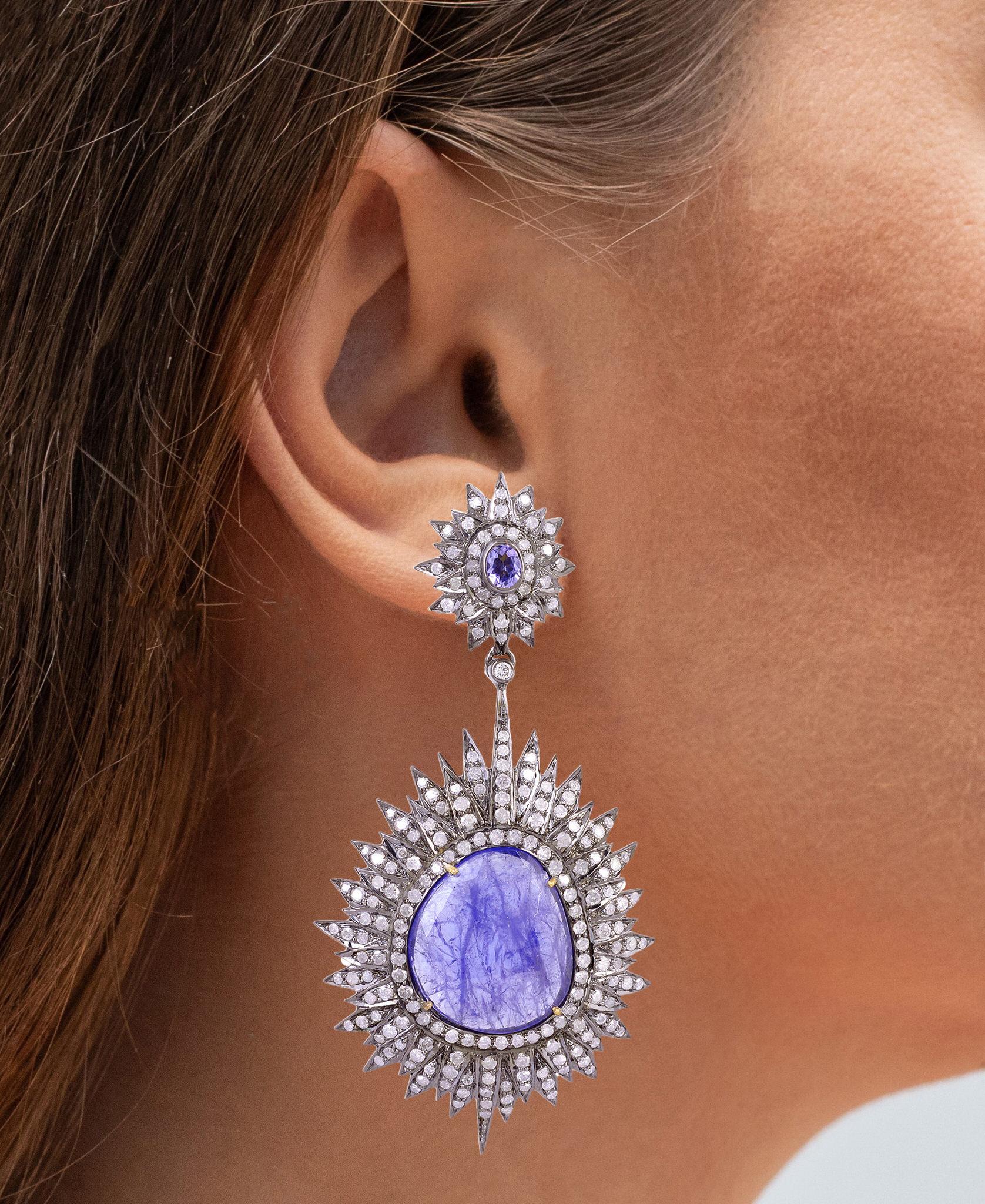 Artisan Boucles d'oreilles fantaisie en tanzanite naturelle et diamants 27 carats en vente