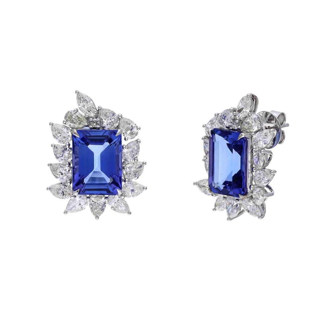 Women's Natural tanzanite and natural diamond earrings in 18k gold For Sale