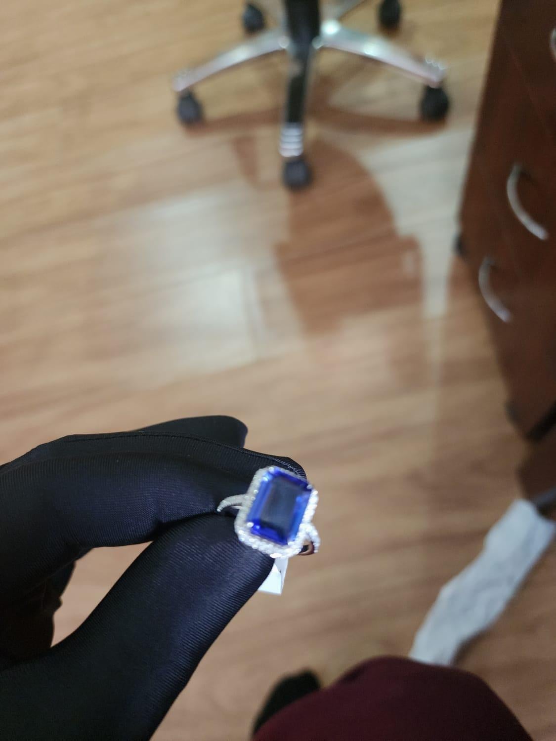 Mixed Cut Natural tanzanite and natural diamond ring in 18k gold For Sale