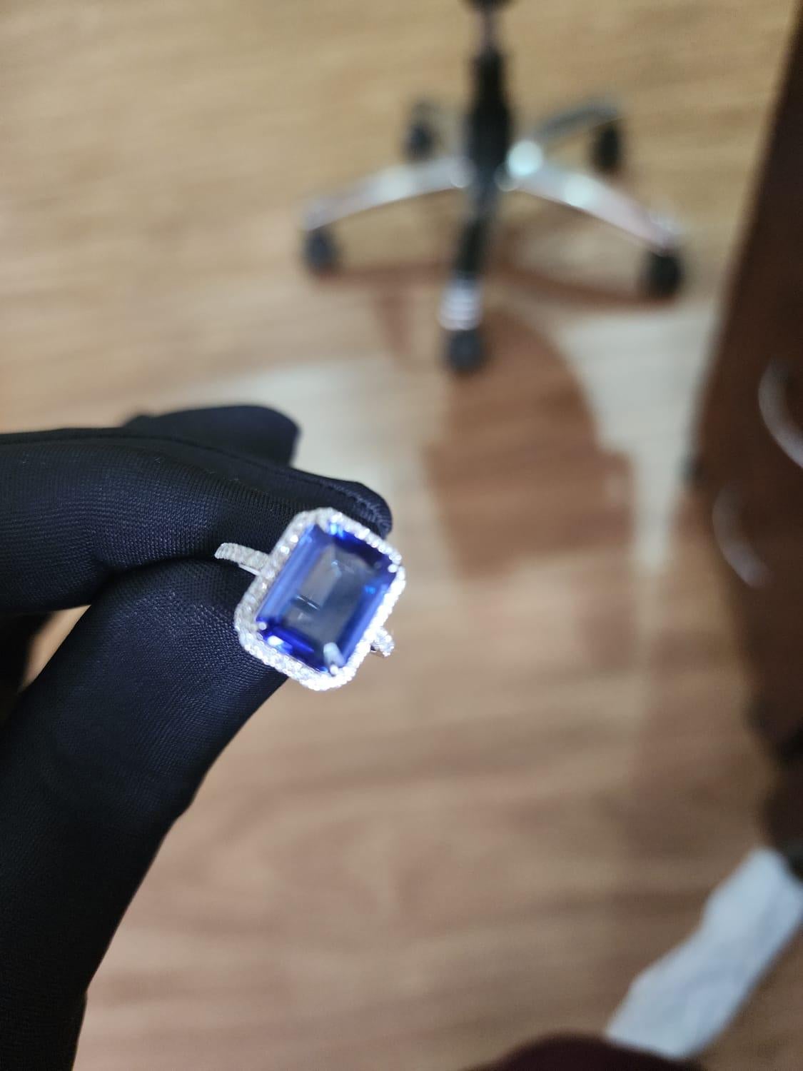 Natural tanzanite and natural diamond ring in 18k gold In New Condition For Sale In jaipur, IN