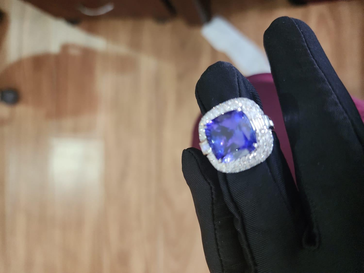 Mixed Cut Natural tanzanite and natural diamonds ring in 18k gold For Sale