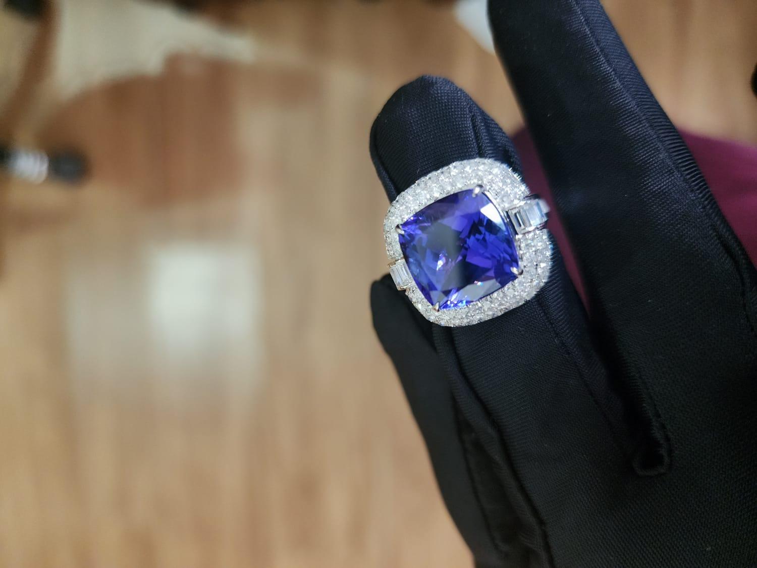 Natural tanzanite and natural diamonds ring in 18k gold In New Condition For Sale In jaipur, IN
