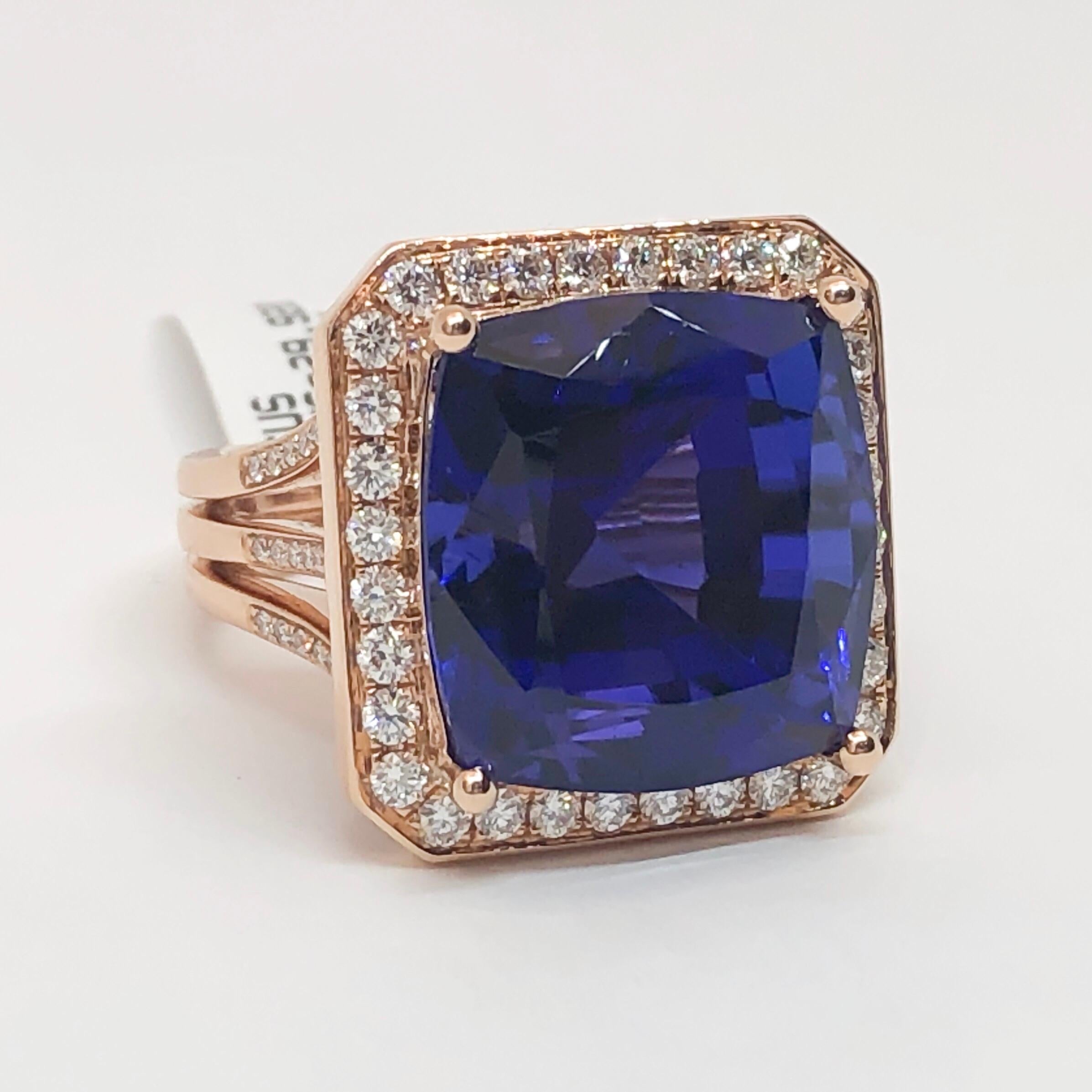 Bague personnalisée en or rose 18 carats avec tanzanite naturelle taillée en coussin et diamants Pour femmes en vente