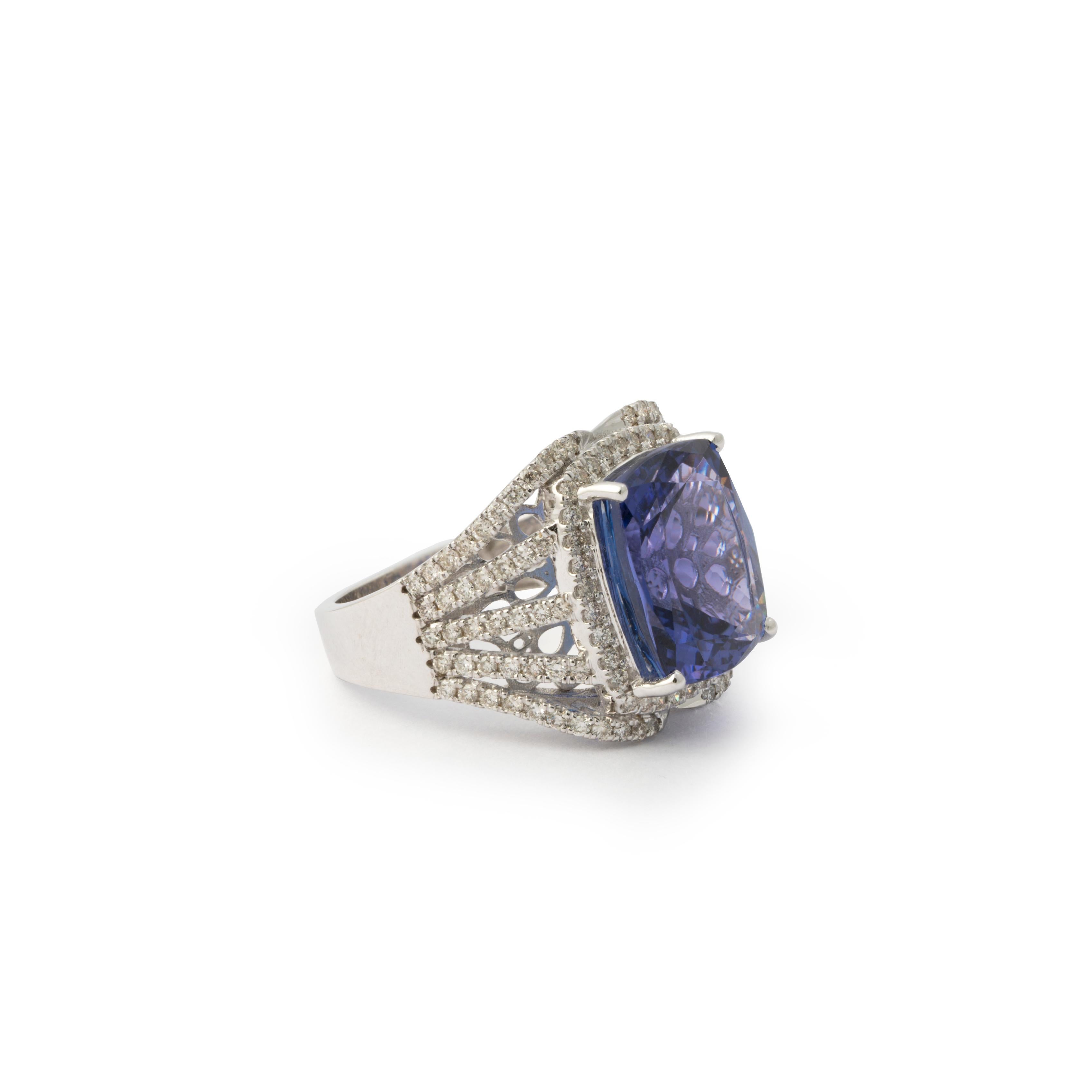 Natural Tanzanite Cushion with Diamonds and 14k Gold In New Condition In New York, NY