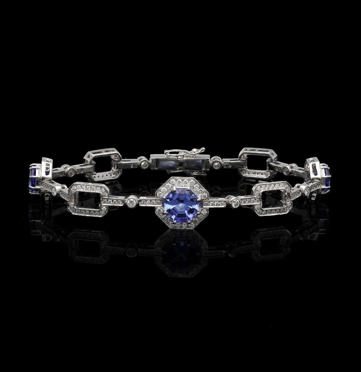 Pietra : Tanzanite blu e diamante
❋ Dimensione della pietra: 6 MM / 8 MM circa (± 0,20 MM)
❋ Forma della pietra: taglio esagonale
❋ Colore Peso della pietra: 4.90 carati. Circa.
❋ Tipo di pietra: Nature

❋ Peso del diamante: 1,32 carati. Circa.
❋