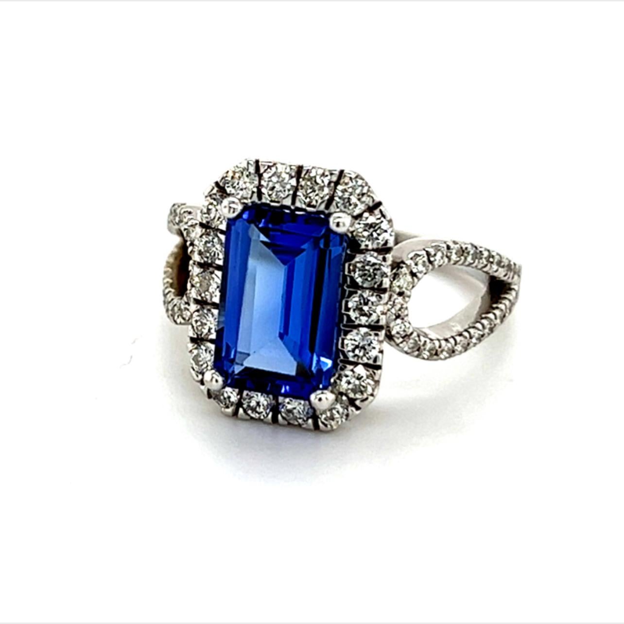Taille émeraude Bague en or 14 carats avec tanzanite naturelle certifiée 5,08 TCW 5,52 g en vente