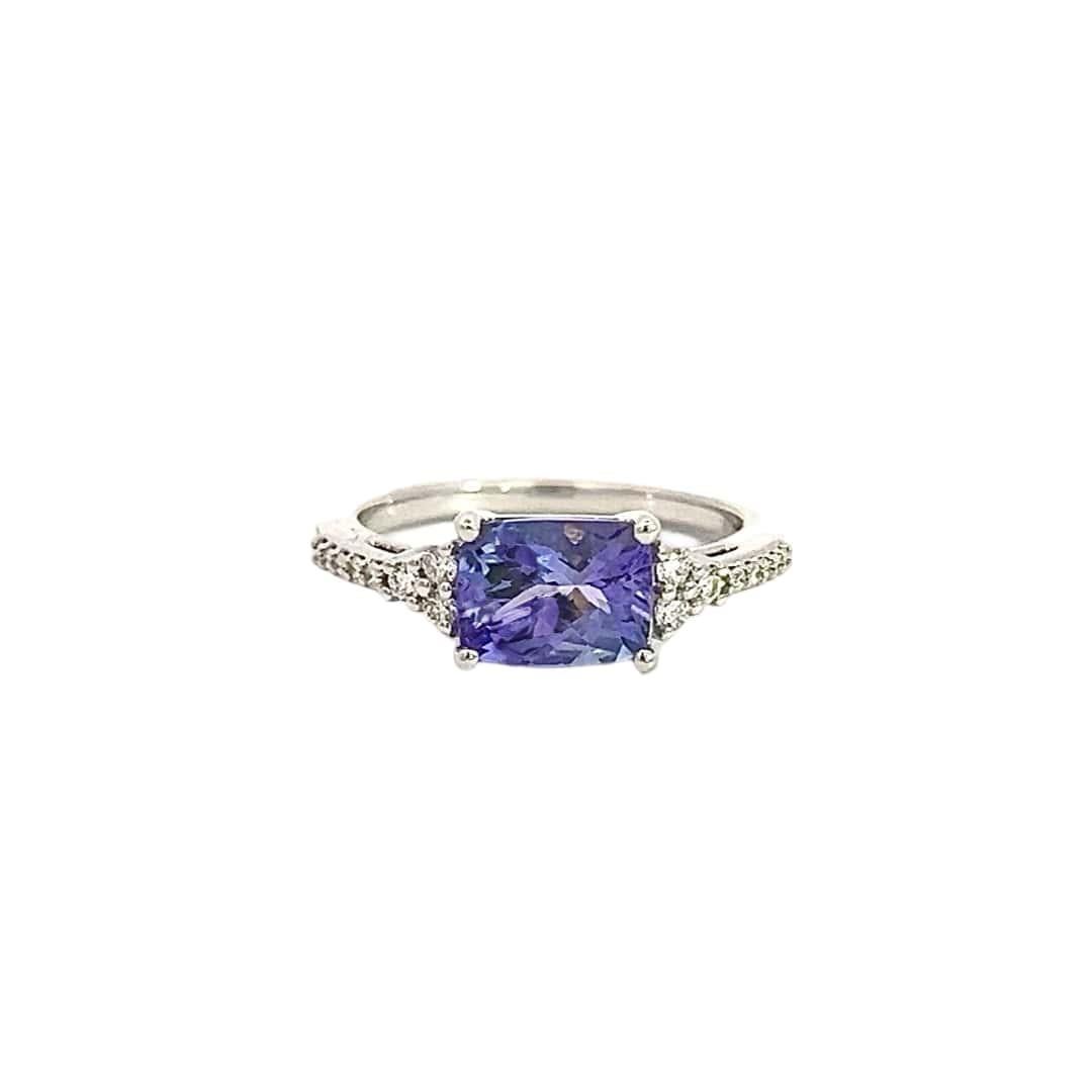 Anillo de tanzanita natural y diamante talla 6.25 Oro de 14k 1.79 TCW

Certificado 3.450 $ 402650

¡Nada dice más 