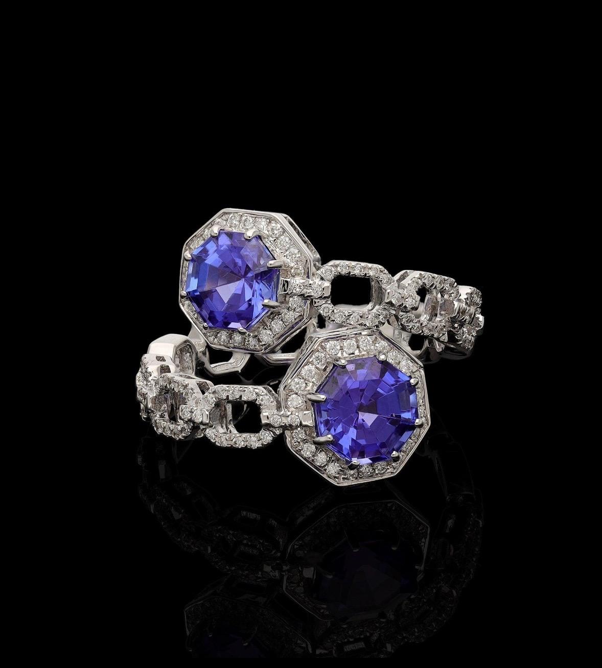 Stein : Natürlicher Tansanit & Diamant

❋ Steingröße: ca. 7,00 MM (± 0,20 MM)

❋ Steinform : Hexagon-Schliff

❋ Steinfarbe: wie im Bild gezeigt

❋ Gewicht der Steine: 3,20 Karat. Ungefähr.


❋ Gewicht des Diamanten: 0,36 Karat. Ungefähr.

❋ Diamant