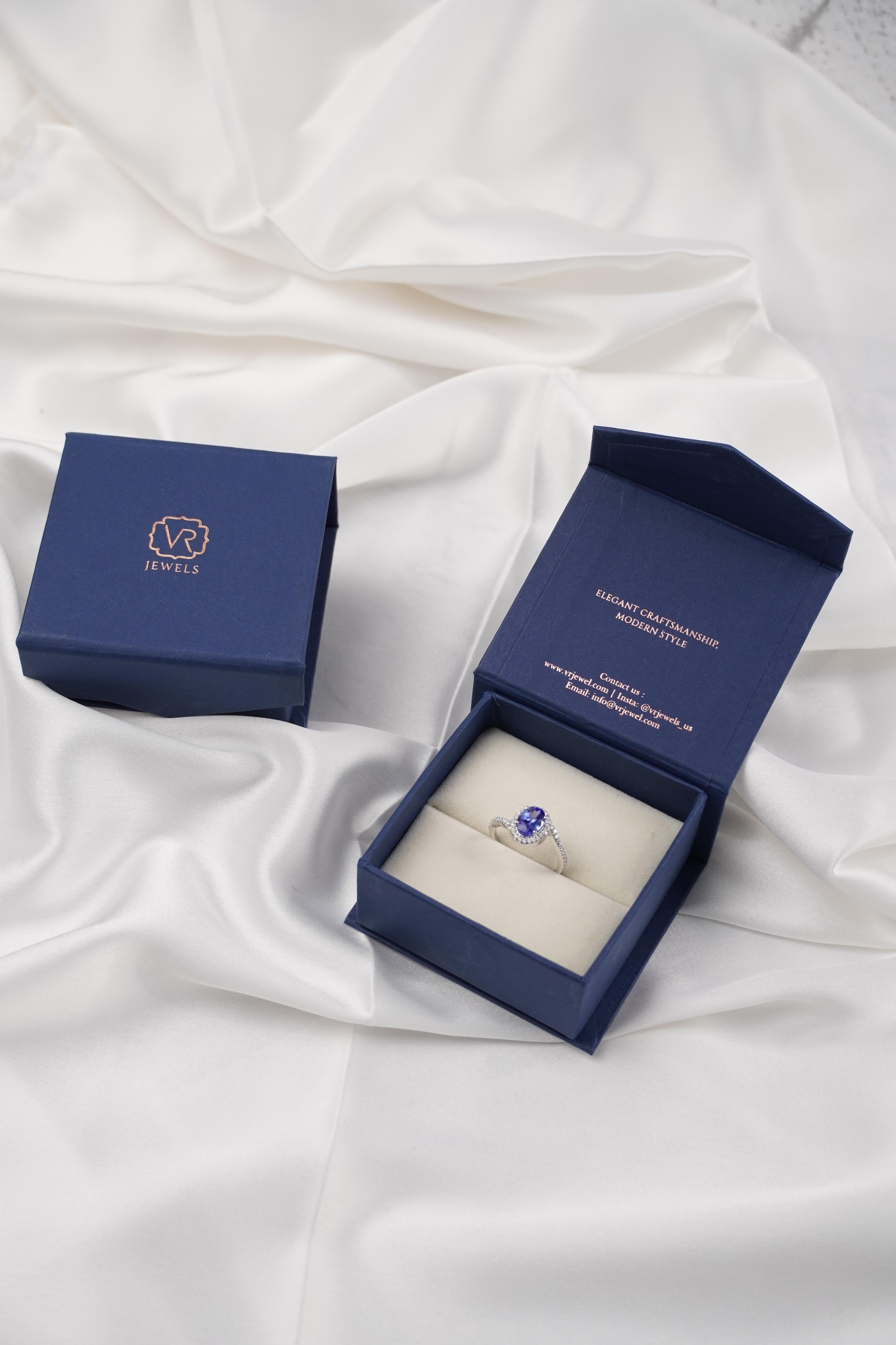 En vente :  Bague de fiançailles en or blanc massif 18 carats avec tanzanite naturelle et diamants 8