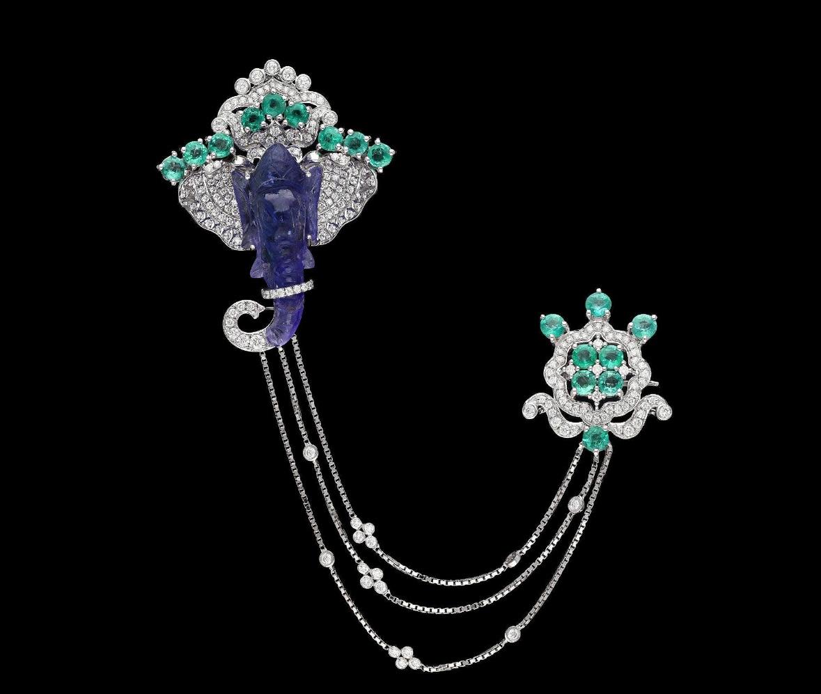 Gemstone : Amethyst , Emerald

❋ Gemstone Weight : 16.51 Cts., 2.65 Cts

❋ Gemstone Size : Mix

❋ Gemstone Shape : Fancy Carving

❋ Gemstone Type : Natural


➡️DIAMOND DETAILS :

❋ Diamond Weight : 1.38 Cts.

❋ Diamond Shape : Round Cut

❋ Diamond