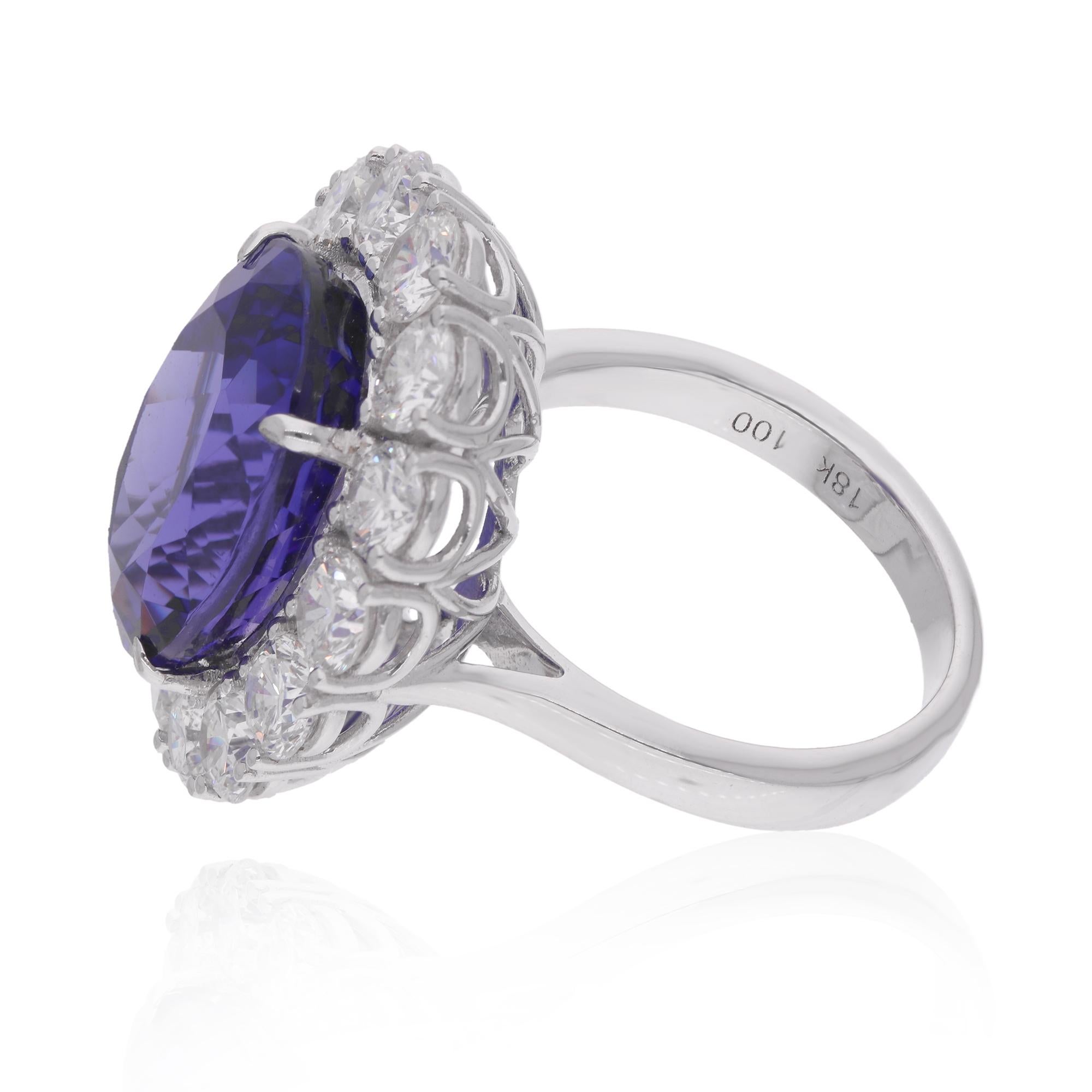 Fundido en oro de 10 quilates, este exquisito anillo está engastado con una gema de tanzanita de 12,22 quilates y 3,40 quilates de brillantes diamantes.

El anillo es de la talla 7 US y puede cambiarse de talla a una mayor o menor si se solicita.