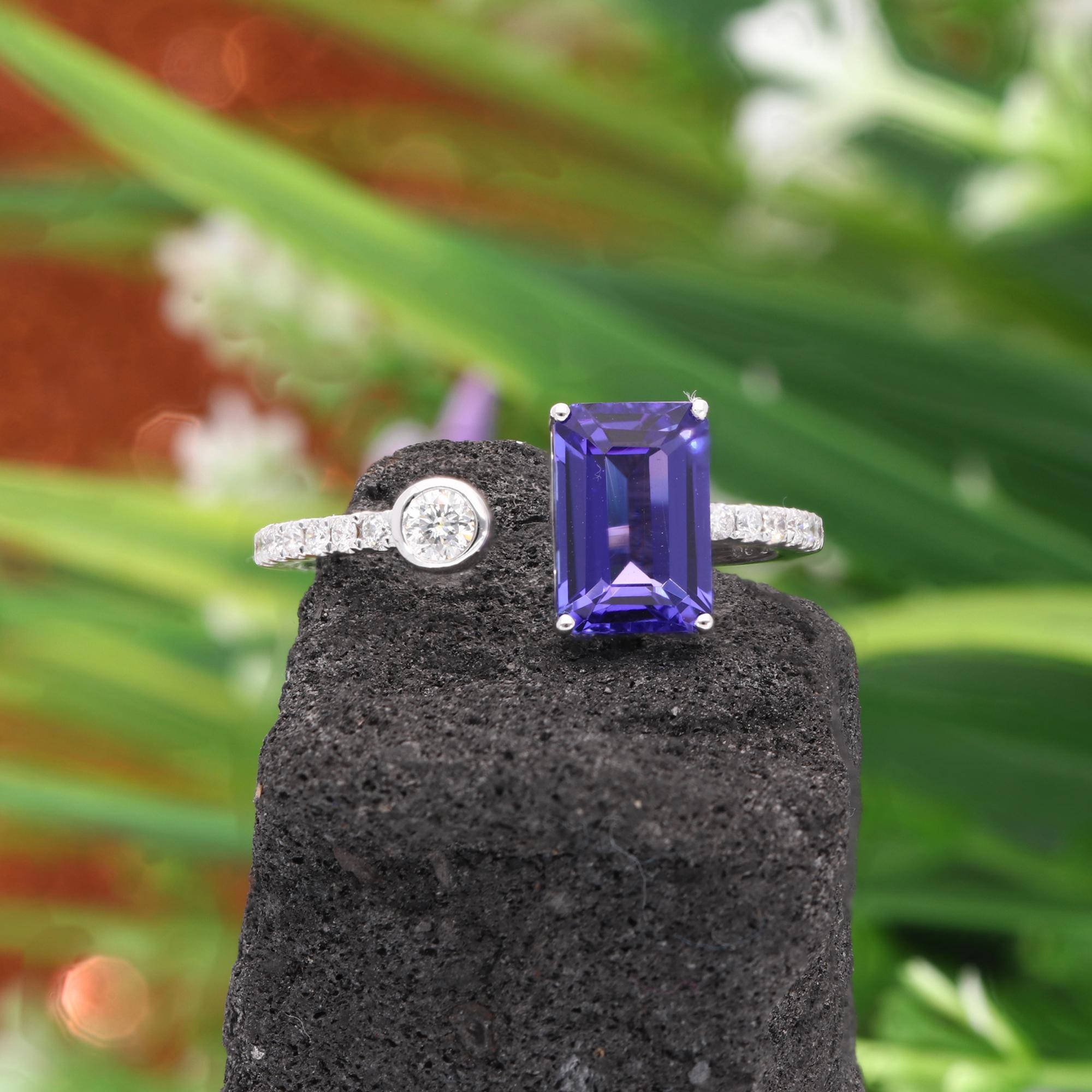 Taglio smeraldo Anello da polso con tanzanite taglio smeraldo da 1,8 carati 0,23 carati SI/H Diamante in oro bianco 18 carati in vendita
