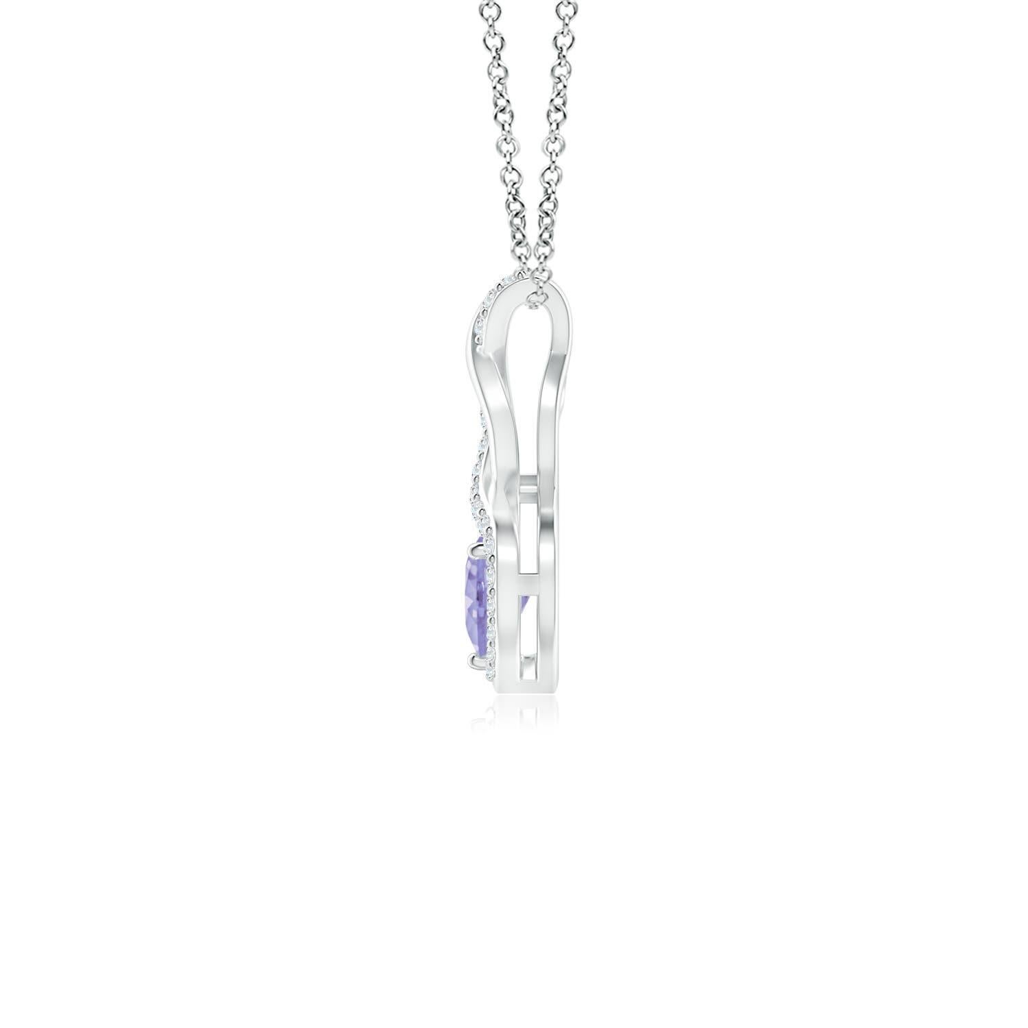 Una striscia tempestata di diamanti si intreccia con una striscia di metallo lucido per formare A un'infinità decorata. In mezzo alla grazia dell'infinito c'è una tanzanite blu-viola a forma di cuore, incastonata in un castone. I diamanti
