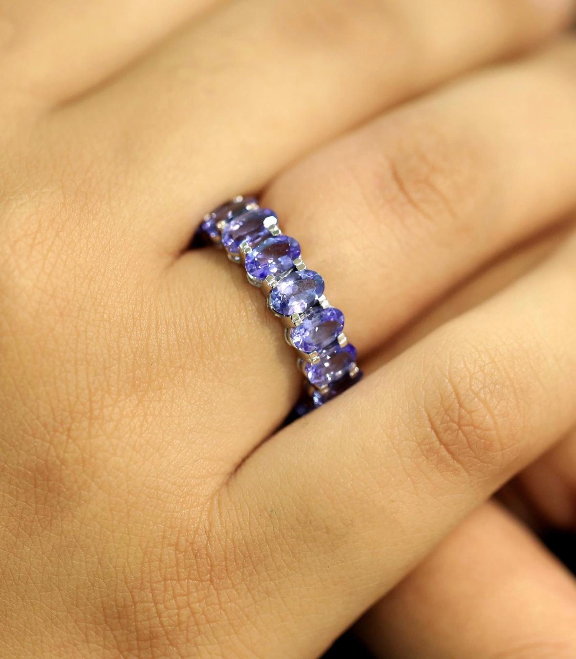 Women's Natural tanzanite ring in 18k gold