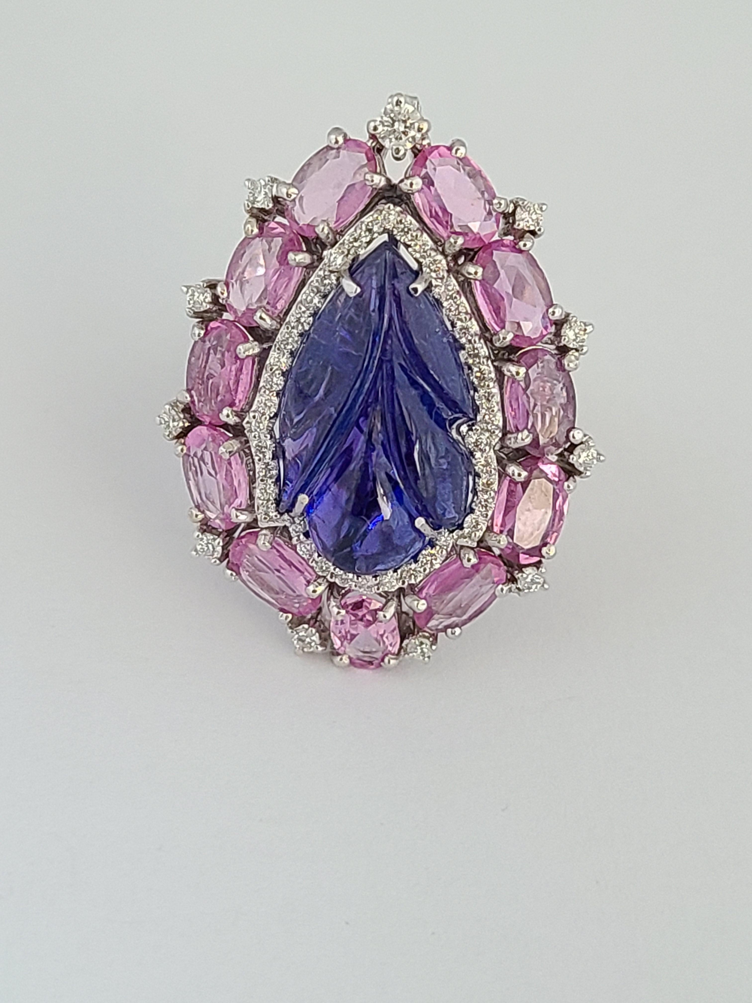 Natural Tanzanite Ring with Pink Sapphires Set in 18 Karat Gold with Diamonds In New Condition In Hong Kong, HK