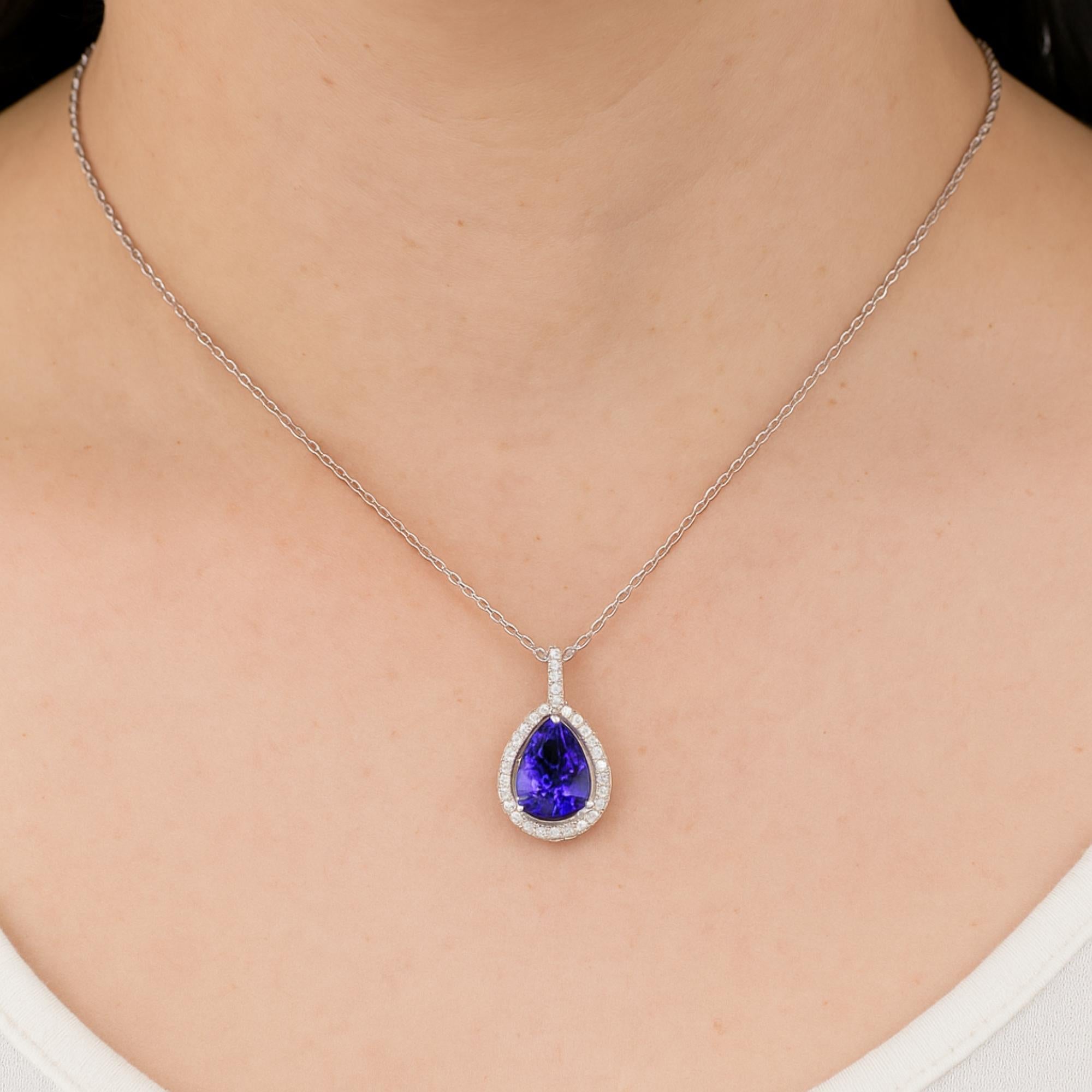 Dieser natürliche Tansanit SI/H Diamant-Halo-Anhänger aus 18 Karat Weißgold zeichnet sich durch einen großen, birnenförmigen Tansanit in der Mitte aus, der von einer durchgehenden Umrandung aus kleinen weißen Diamanten im Brillantschliff umgeben