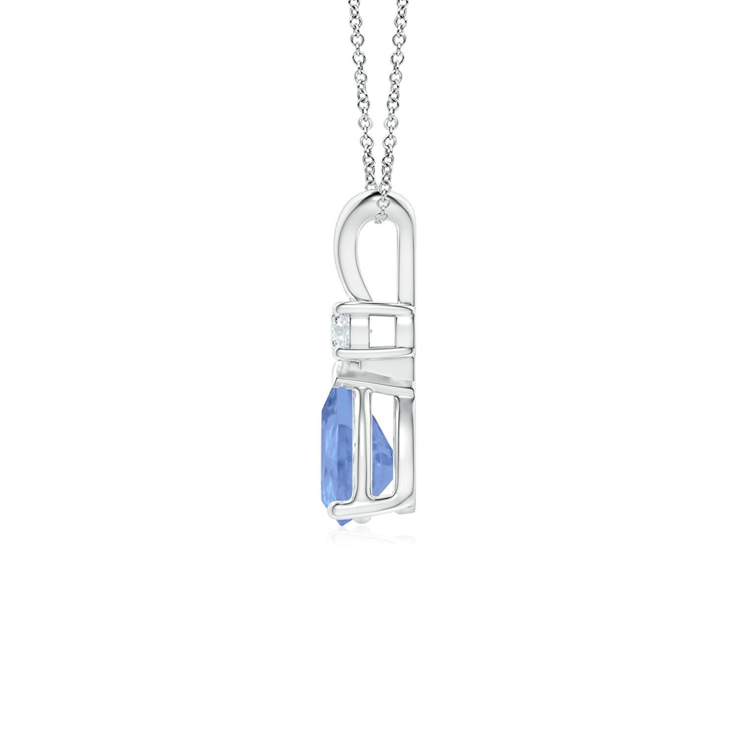 Dieser klassische Solitär-Anhänger trägt einen birnenförmigen Tansanit in einer Zackenfassung. Ein schimmernder runder Diamant sitzt auf dem bläulich-violetten Edelstein und verleiht dem Design einen besonderen Glanz. Dieser schlichte und doch