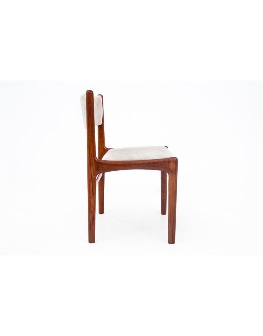 Danish chairs made in the 1960s.
Made of teak wood
Furniture in very good condition, after professional renovation.
Dimensions: height 75 cm / seat height 44 cm / width 49 cm / depth 50 cm