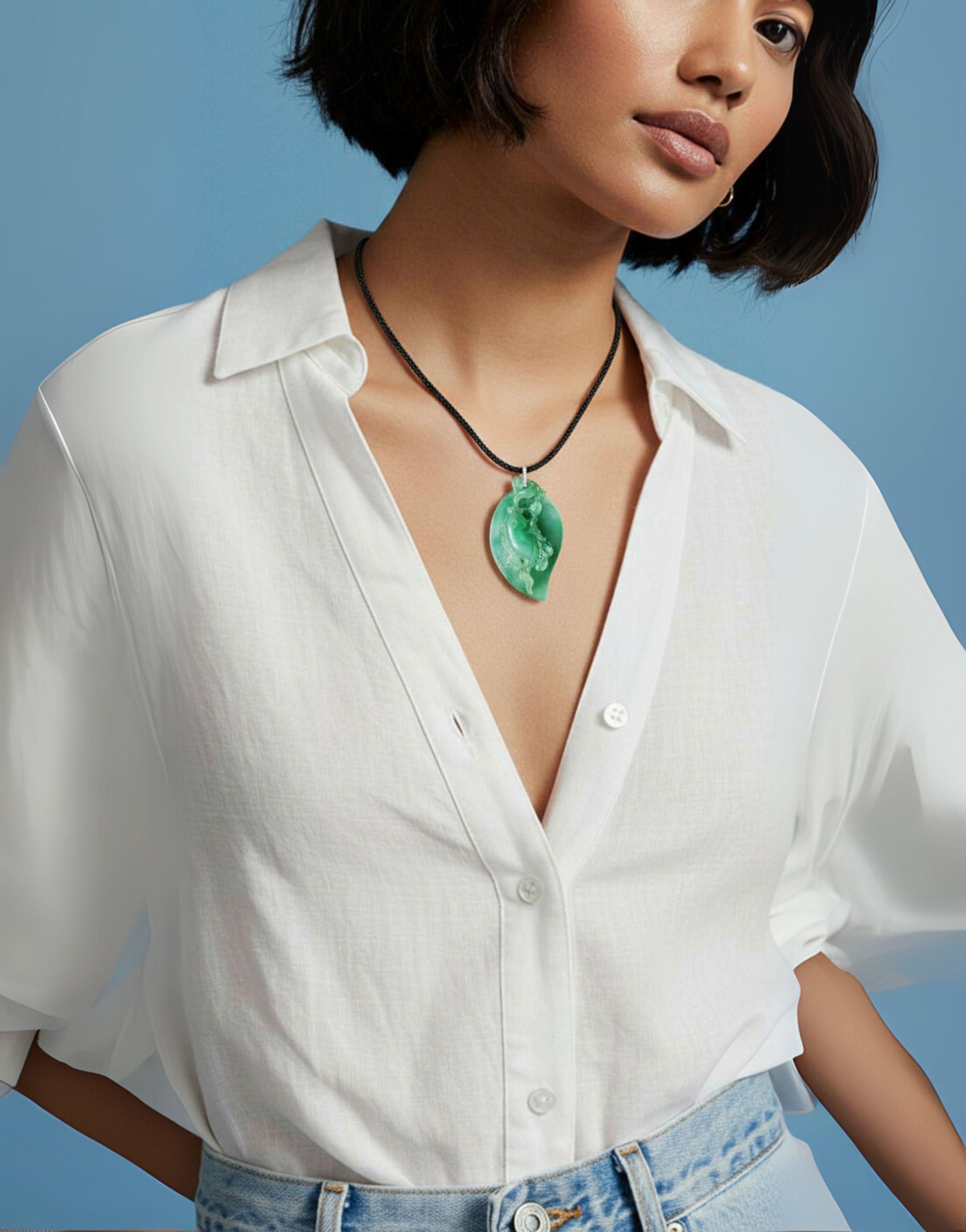 Eleg, notre pendentif en jade vert sarcelle, a été réalisé à partir de jadéite du Myanmar de type A, 100 % naturelle et non traitée. Doté d'une texture lisse et d'une teinte sarcelle captivante, ce pendentif est un accessoire saisissant pour toutes