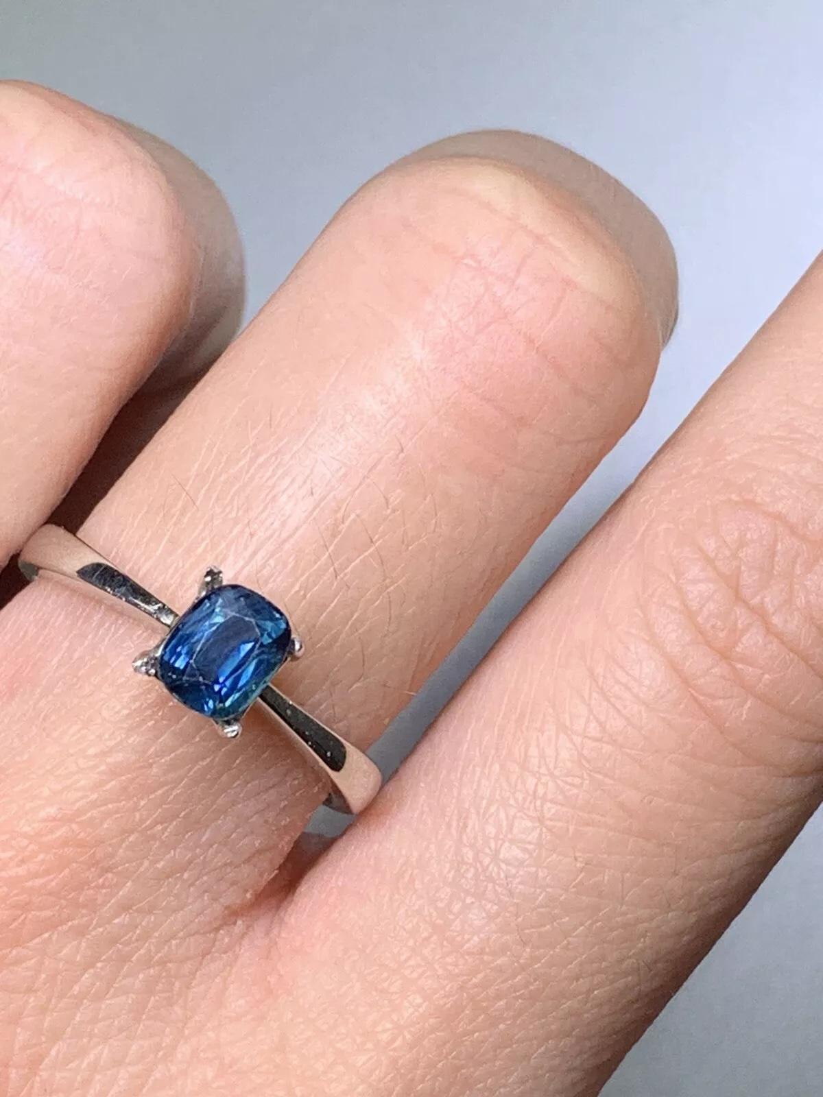 Cette magnifique bague de fiançailles solitaire en saphir sarcelle de 0,85ct est fabriquée en or blanc 18ct. Le saphir sarcelle est la pierre principale et est serti dans un solitaire classique. La bague est neuve et porte encore son étiquette, ce