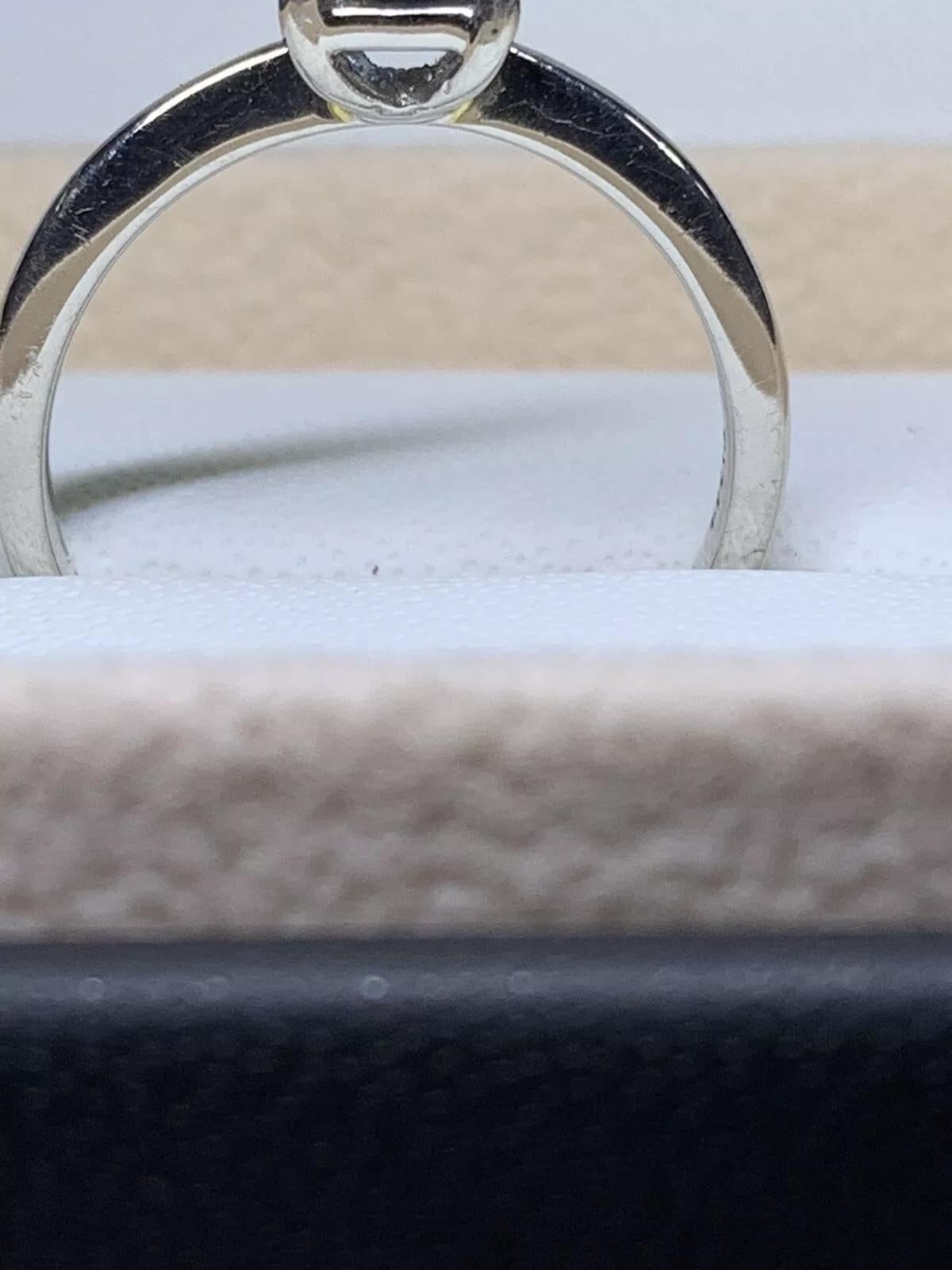 Saphir sarcelle naturel de belle couleur vert bleuté en forme de coussin en blanc 18 carats Neuf - En vente à London, GB