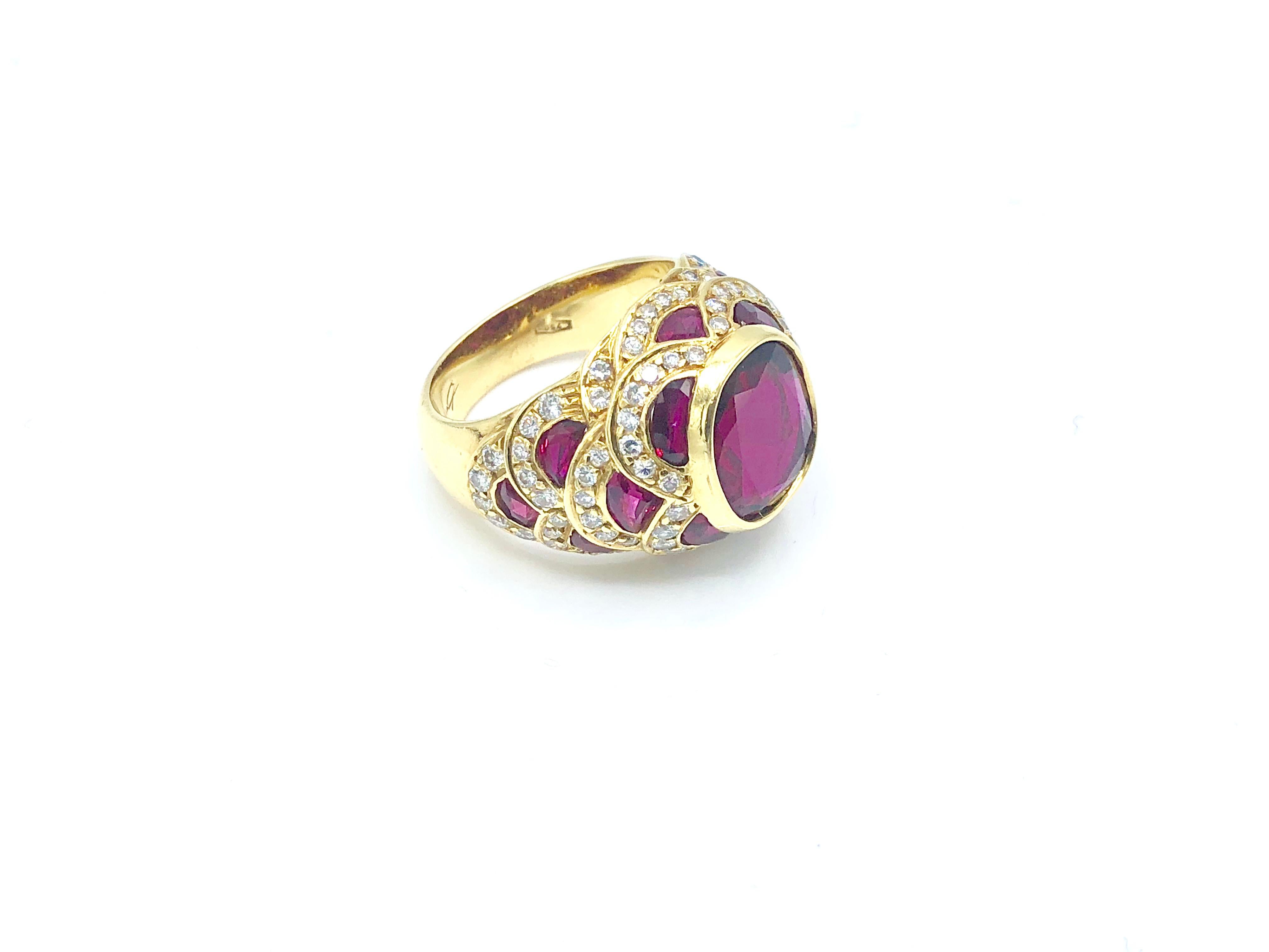 A sofisticate ring set with rubies and diamonds centered woth a 4 ct natural thai ruby. 

Size: IT 12 - US 6