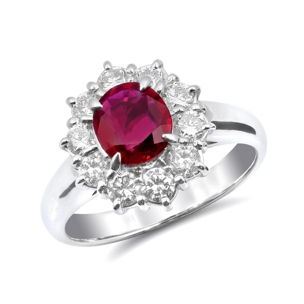 Découvrez l'élégance de cette bague en platine, ornée d'un rubis thaïlandais naturel de 0,93 carat. Le rubis de taille ovale présente une forte teinte rouge écarlate et une clarté limpide, rayonnant de brillance et de chaleur. Entouré d'un halo de