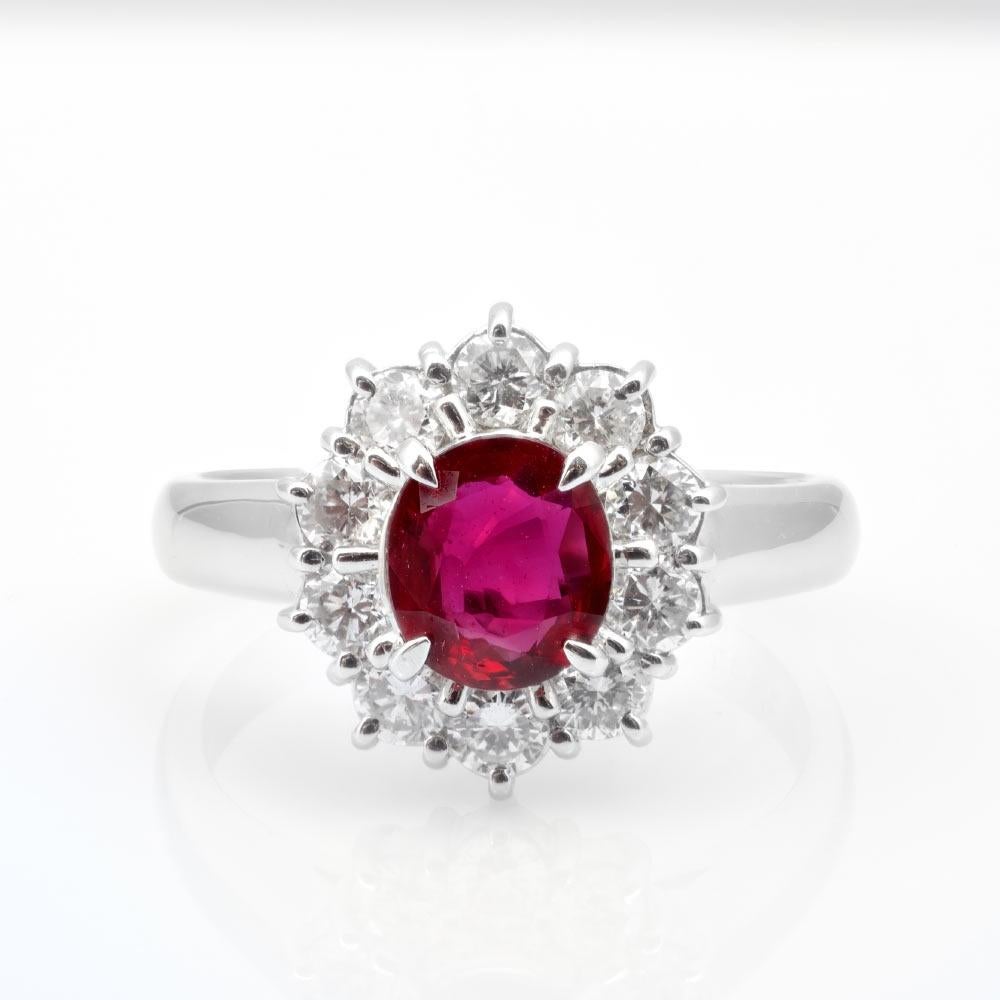 Rubis naturel thaïlandais 0,93 carats en bague en platine avec diamants / Rapport GIA Neuf - En vente à Los Angeles, CA