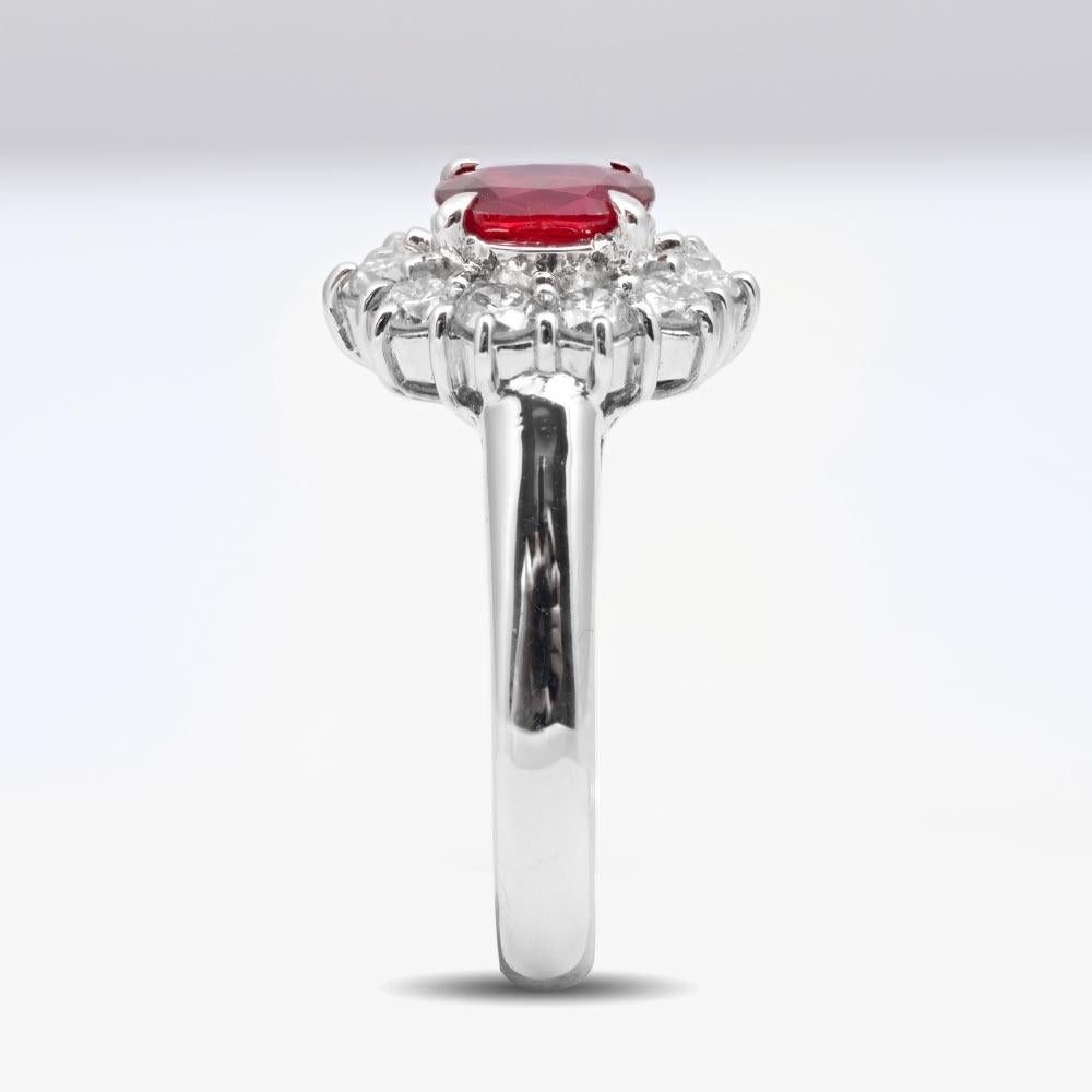 Rubis naturel thaïlandais 0,93 carats en bague en platine avec diamants / Rapport GIA Pour femmes en vente