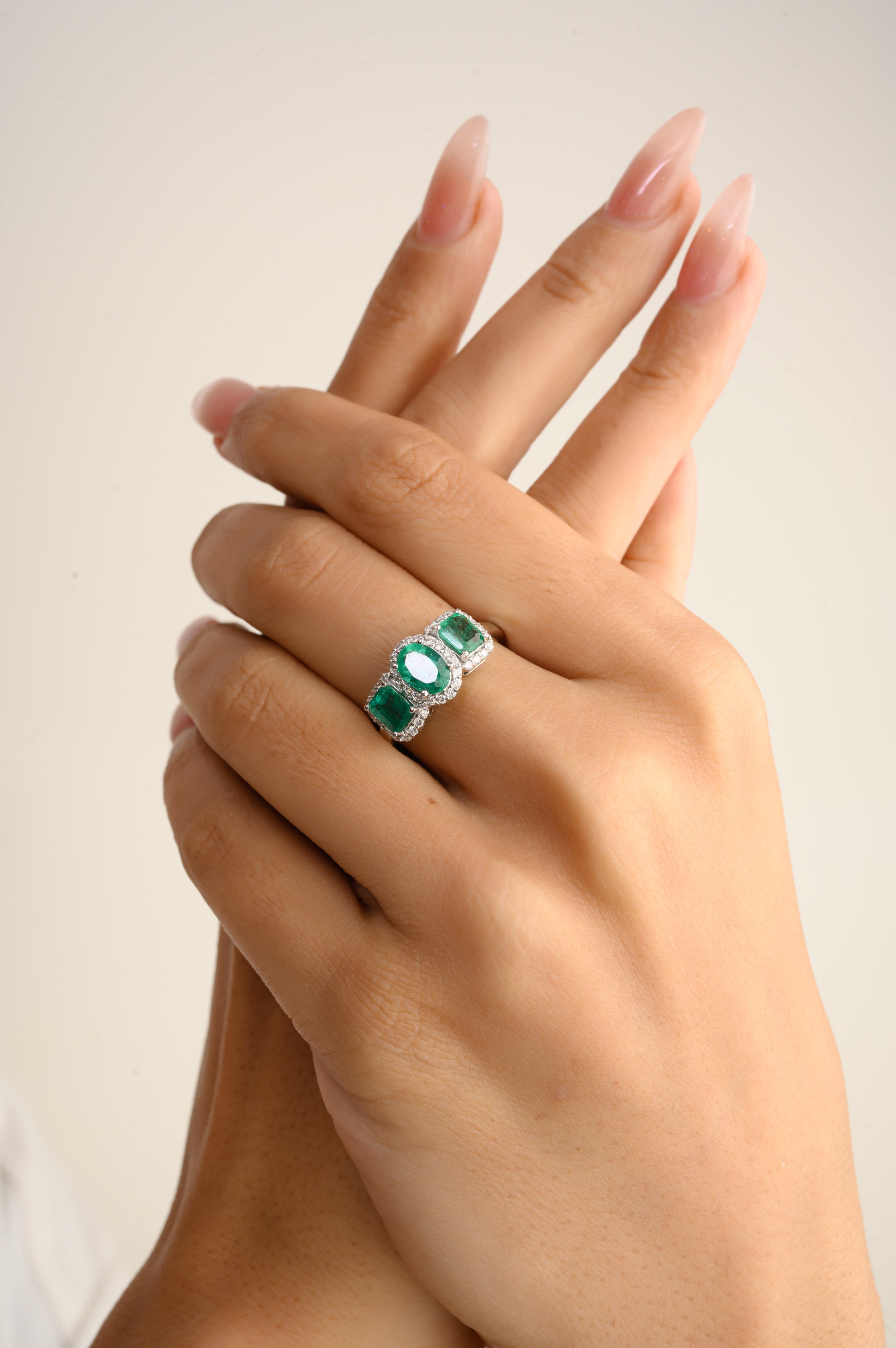 En venta: Alianza de oro blanco macizo de 14 quilates con esmeralda natural de tres piedras y halo de diamantes  2
