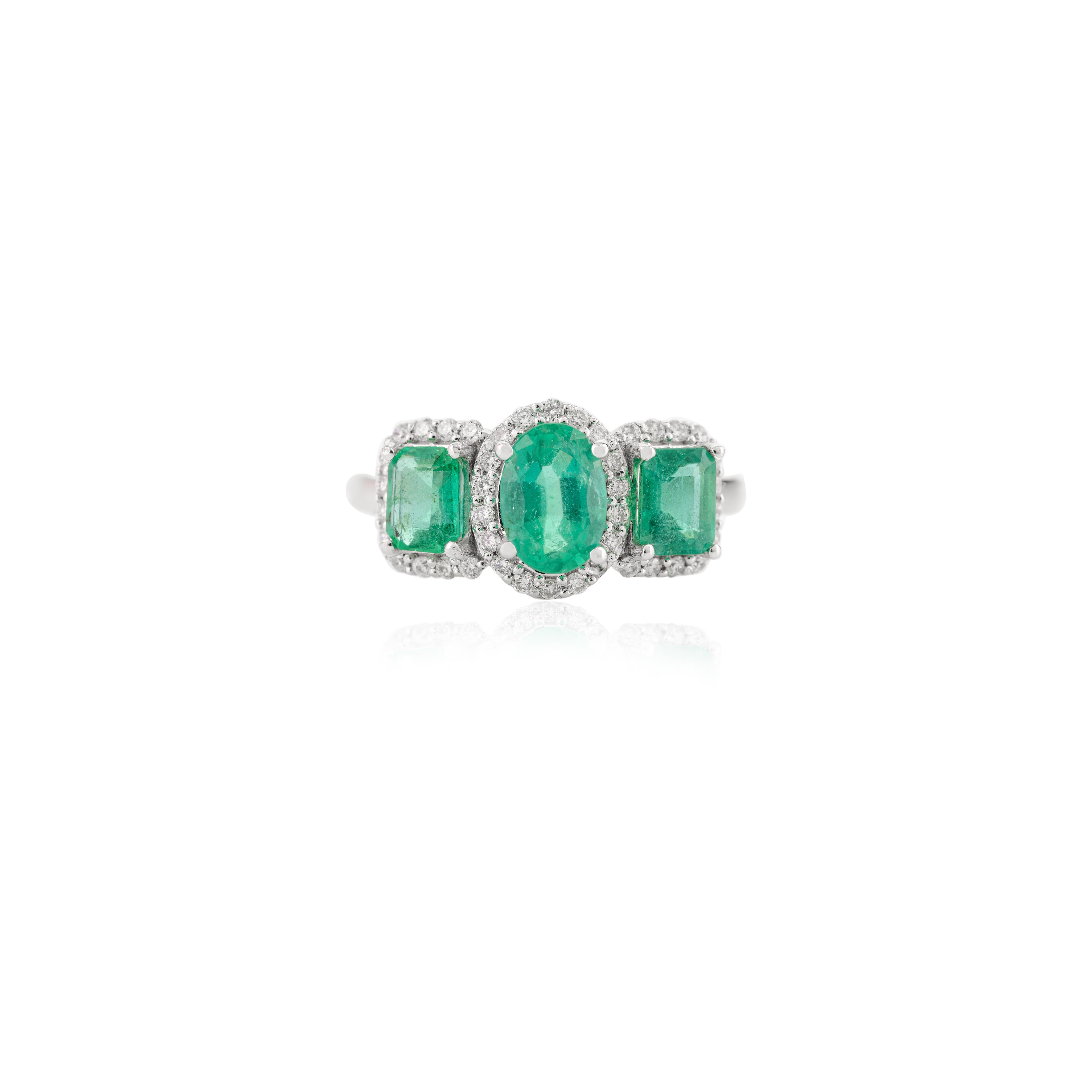 En venta: Alianza de oro blanco macizo de 14 quilates con esmeralda natural de tres piedras y halo de diamantes  3