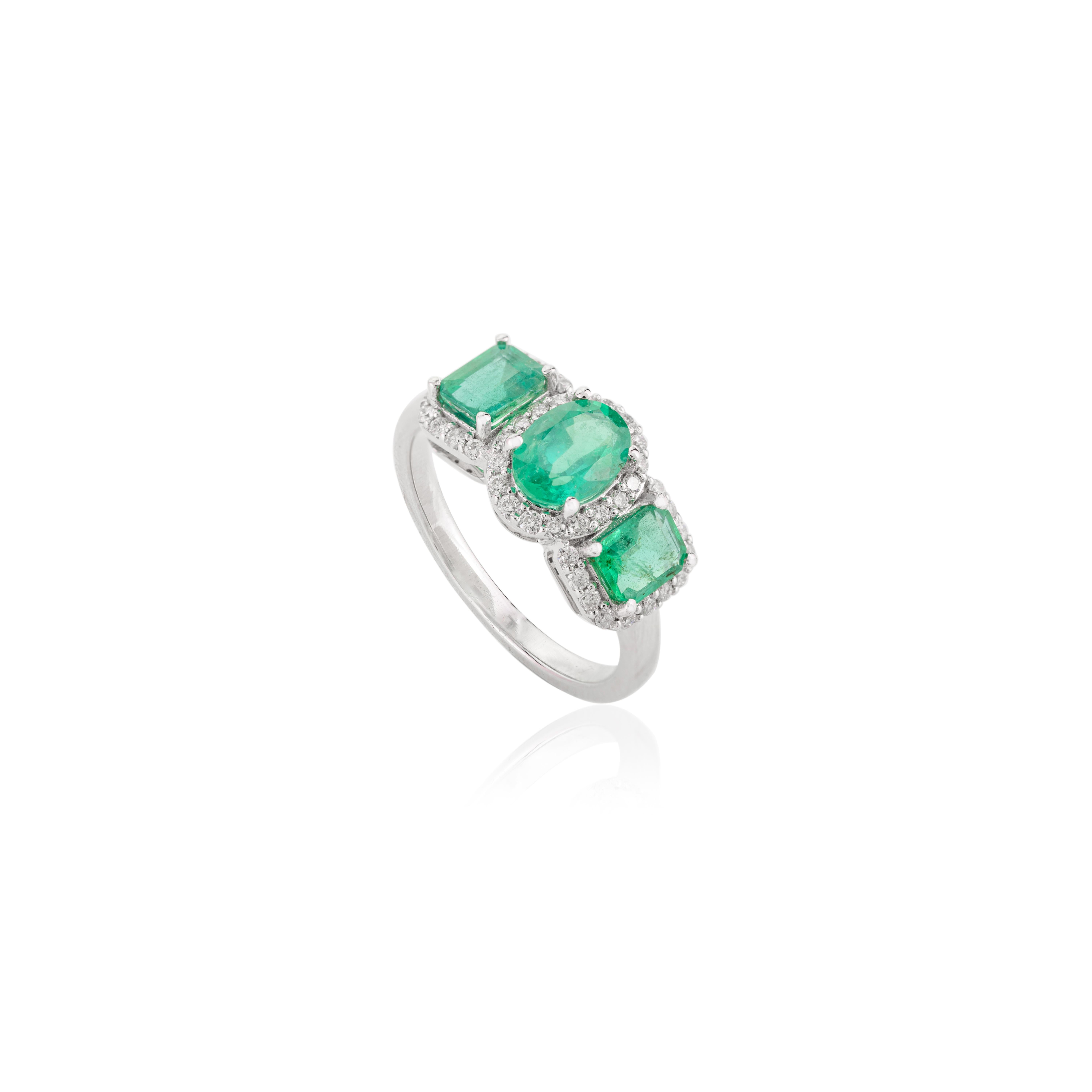 En venta: Alianza de oro blanco macizo de 14 quilates con esmeralda natural de tres piedras y halo de diamantes  5